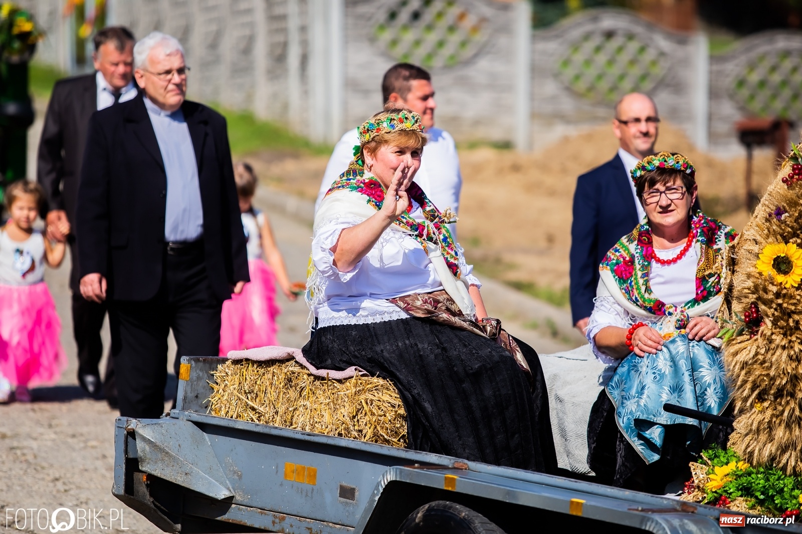 Zdjęcie w galerii na portalu naszraciborz.pl: Dożynki sołeckie w Borucinie. Spontaniczny długi korowód [FOTO i WIDEO] wiadomości z regionu