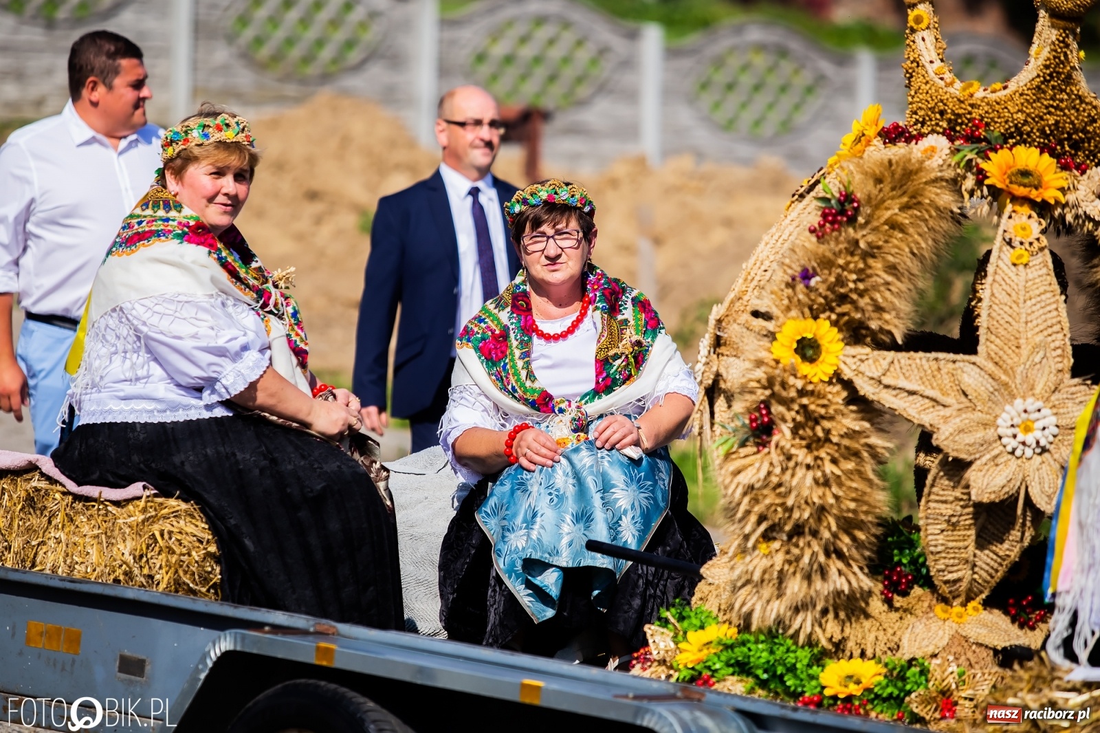Zdjęcie w galerii na portalu naszraciborz.pl: Dożynki sołeckie w Borucinie. Spontaniczny długi korowód [FOTO i WIDEO] wiadomości z regionu