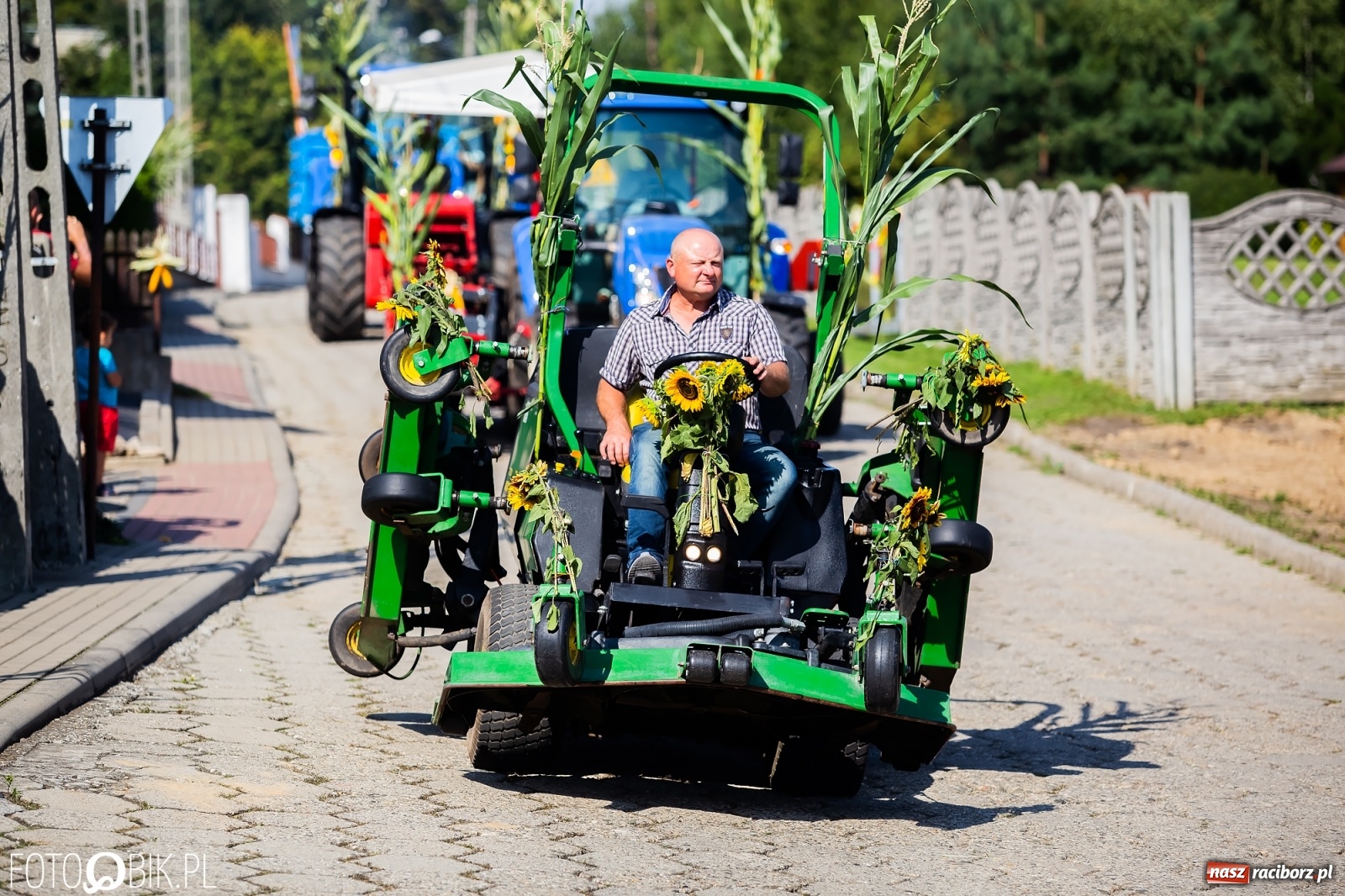 Zdjęcie w galerii na portalu naszraciborz.pl: Dożynki sołeckie w Borucinie. Spontaniczny długi korowód [FOTO i WIDEO] wiadomości z regionu