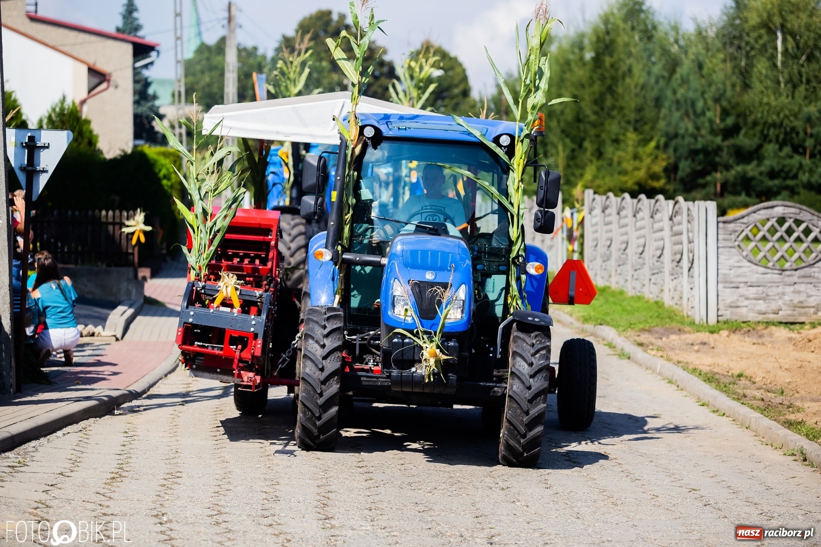 Zdjęcie w galerii na portalu naszraciborz.pl: Dożynki sołeckie w Borucinie. Spontaniczny długi korowód [FOTO i WIDEO] wiadomości z regionu