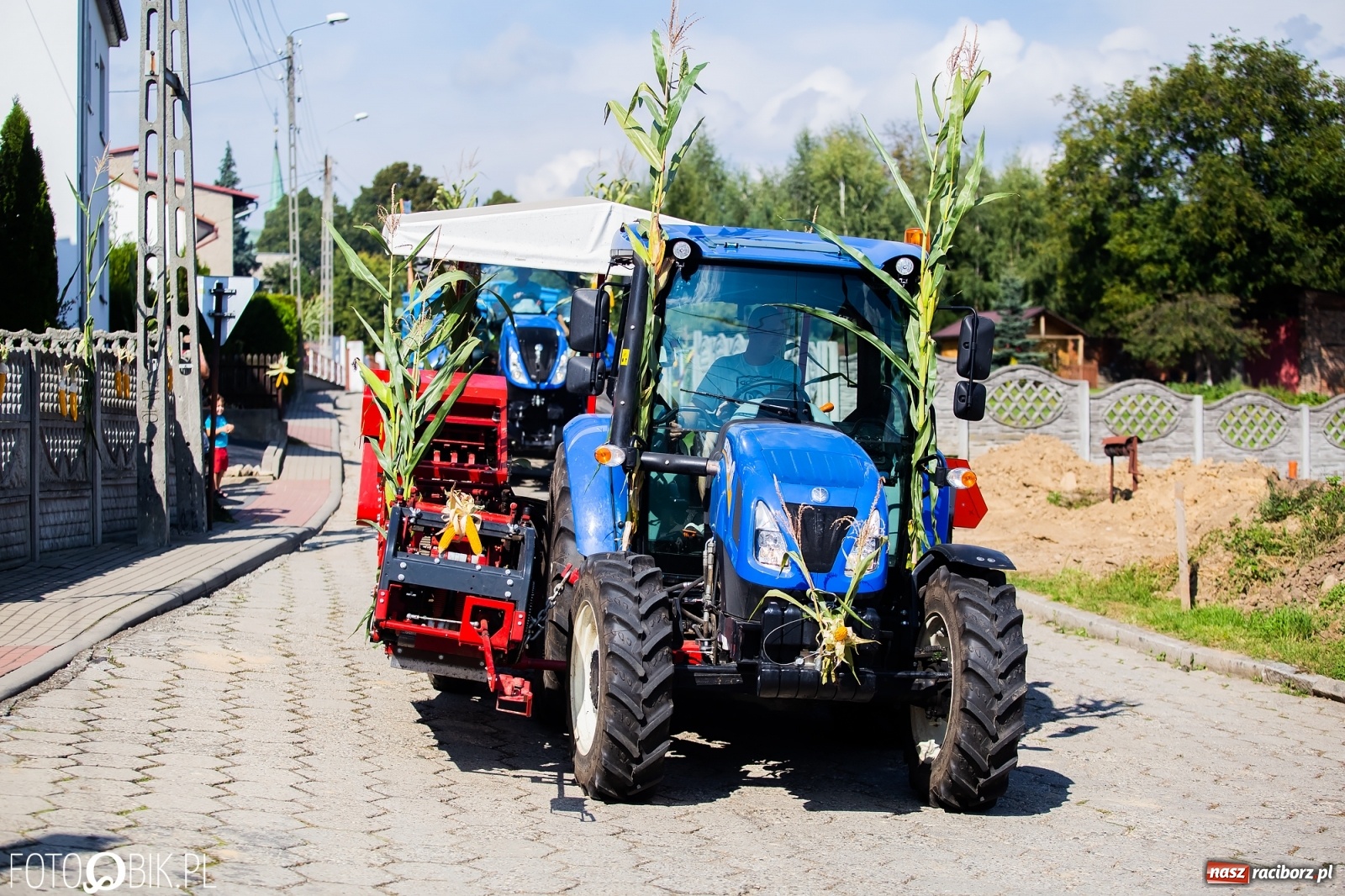 Zdjęcie w galerii na portalu naszraciborz.pl: Dożynki sołeckie w Borucinie. Spontaniczny długi korowód [FOTO i WIDEO] wiadomości z regionu