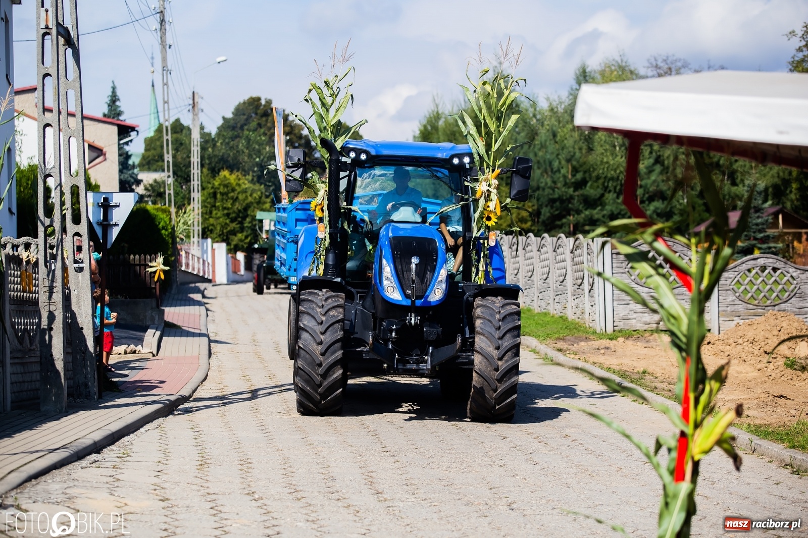 Zdjęcie w galerii na portalu naszraciborz.pl: Dożynki sołeckie w Borucinie. Spontaniczny długi korowód [FOTO i WIDEO] wiadomości z regionu