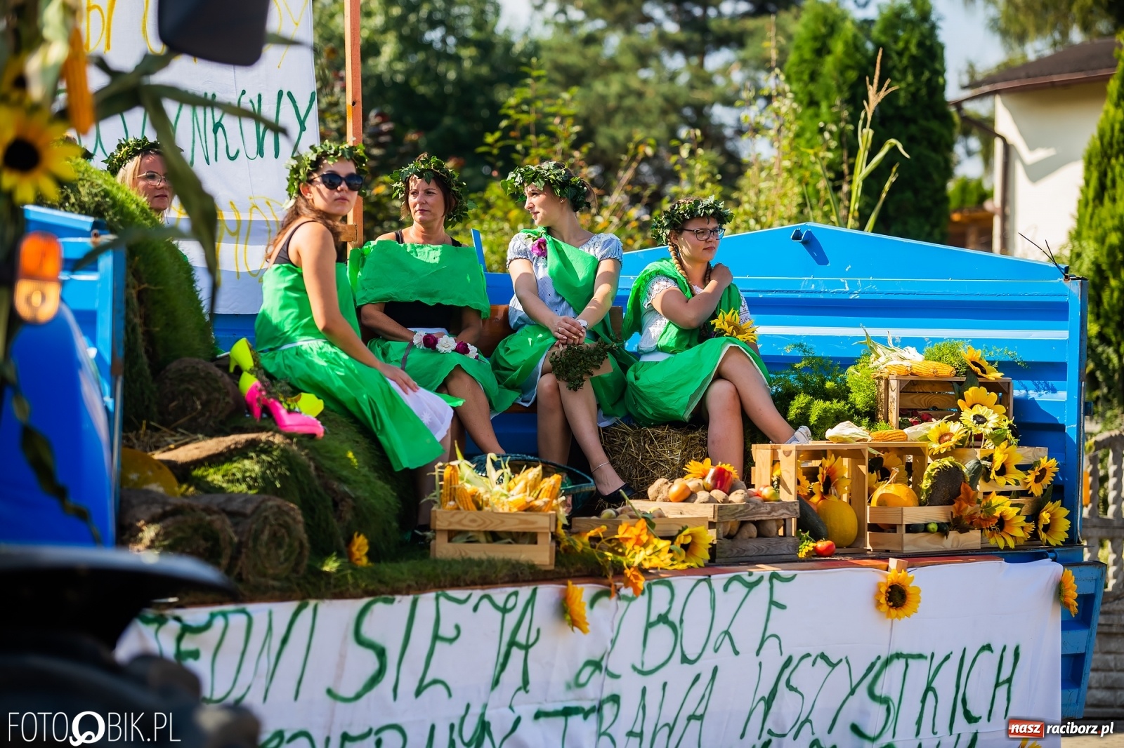 Zdjęcie w galerii na portalu naszraciborz.pl: Dożynki sołeckie w Borucinie. Spontaniczny długi korowód [FOTO i WIDEO] wiadomości z regionu