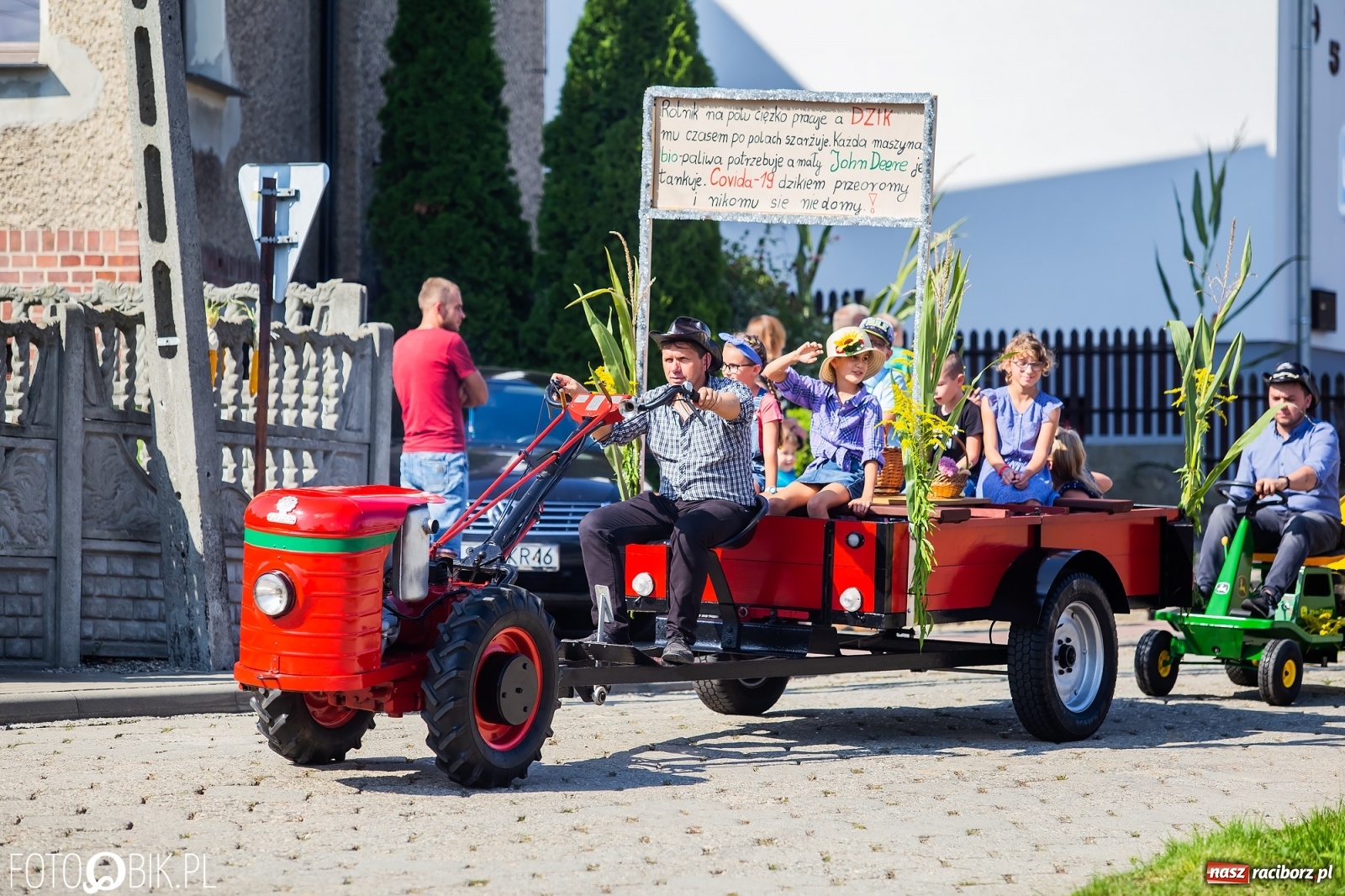 Zdjęcie w galerii na portalu naszraciborz.pl: Dożynki sołeckie w Borucinie. Spontaniczny długi korowód [FOTO i WIDEO] wiadomości z regionu