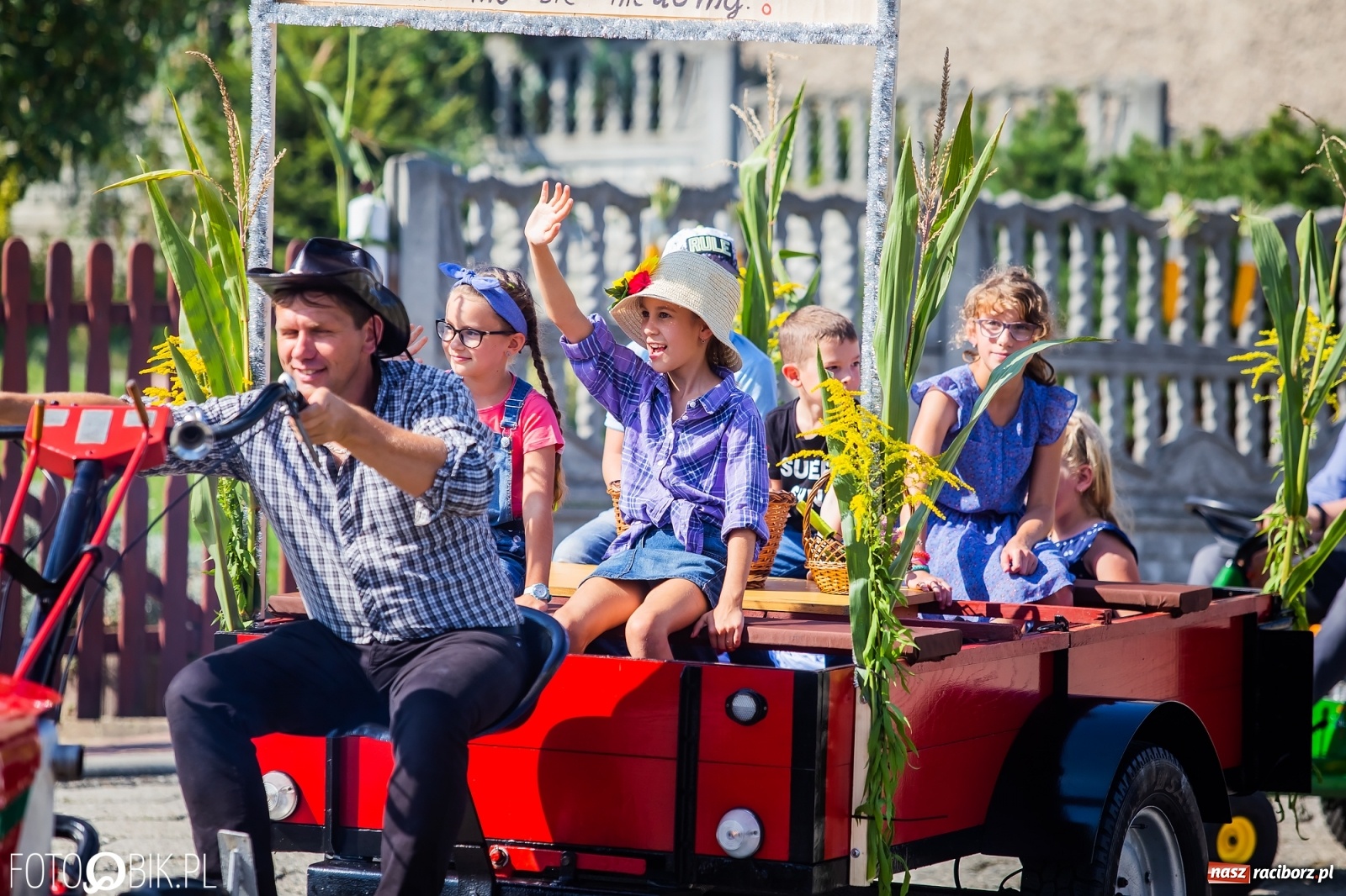 Zdjęcie w galerii na portalu naszraciborz.pl: Dożynki sołeckie w Borucinie. Spontaniczny długi korowód [FOTO i WIDEO] wiadomości z regionu