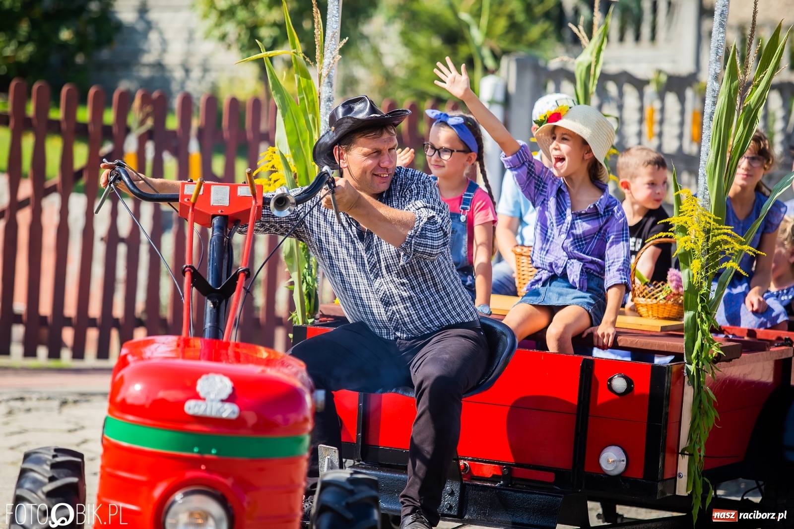 Zdjęcie w galerii na portalu naszraciborz.pl: Dożynki sołeckie w Borucinie. Spontaniczny długi korowód [FOTO i WIDEO] wiadomości z regionu