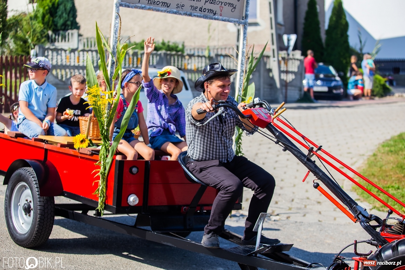 Zdjęcie w galerii na portalu naszraciborz.pl: Dożynki sołeckie w Borucinie. Spontaniczny długi korowód [FOTO i WIDEO] wiadomości z regionu