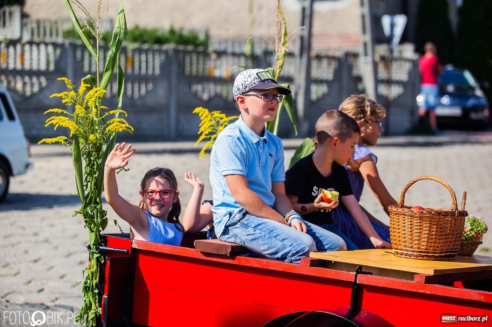 Zdjęcie w galerii na portalu naszraciborz.pl: Dożynki sołeckie w Borucinie. Spontaniczny długi korowód [FOTO i WIDEO] wiadomości z regionu