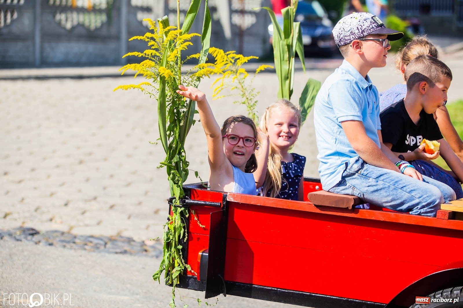 Zdjęcie w galerii na portalu naszraciborz.pl: Dożynki sołeckie w Borucinie. Spontaniczny długi korowód [FOTO i WIDEO] wiadomości z regionu