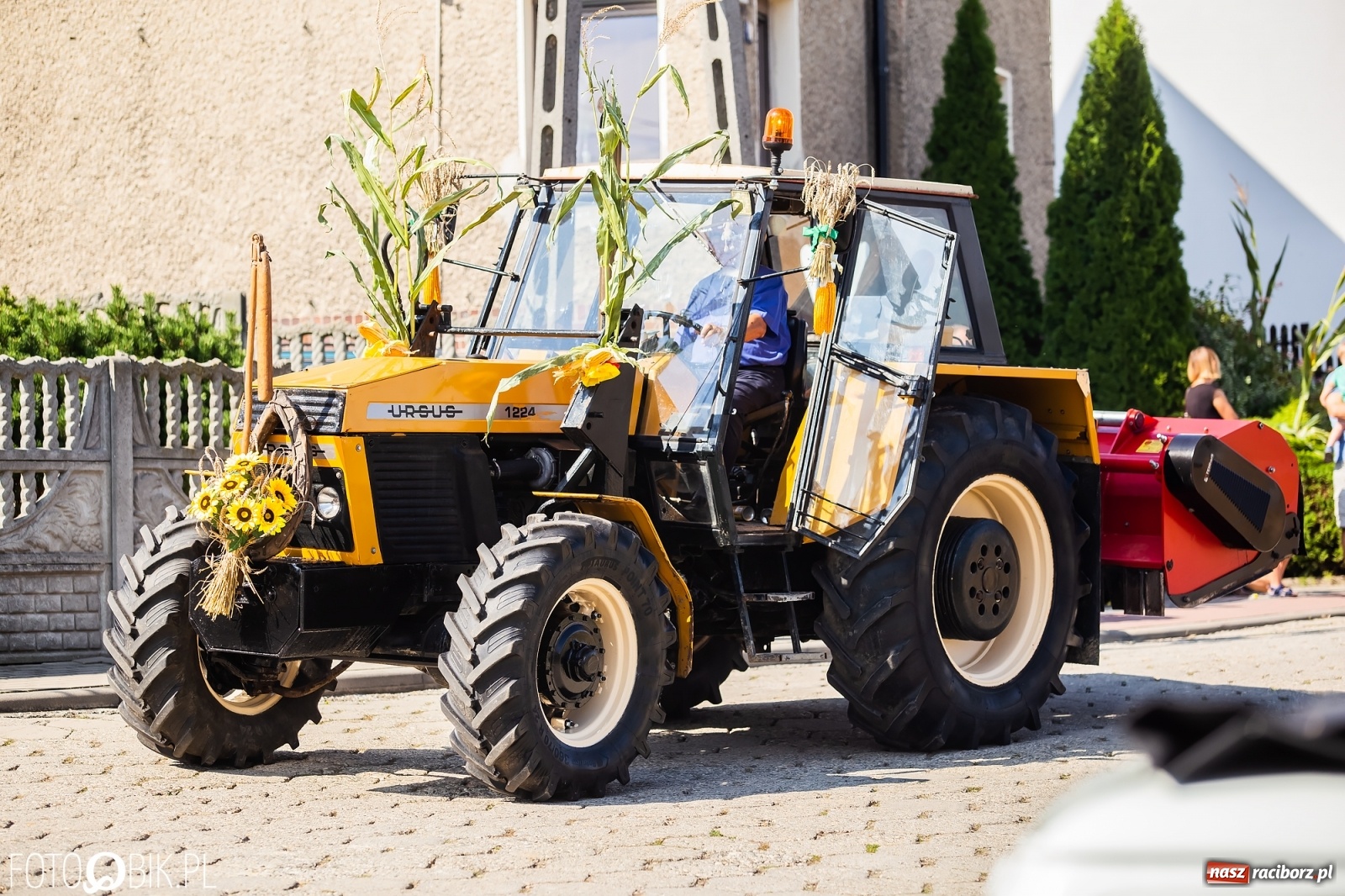 Zdjęcie w galerii na portalu naszraciborz.pl: Dożynki sołeckie w Borucinie. Spontaniczny długi korowód [FOTO i WIDEO] wiadomości z regionu
