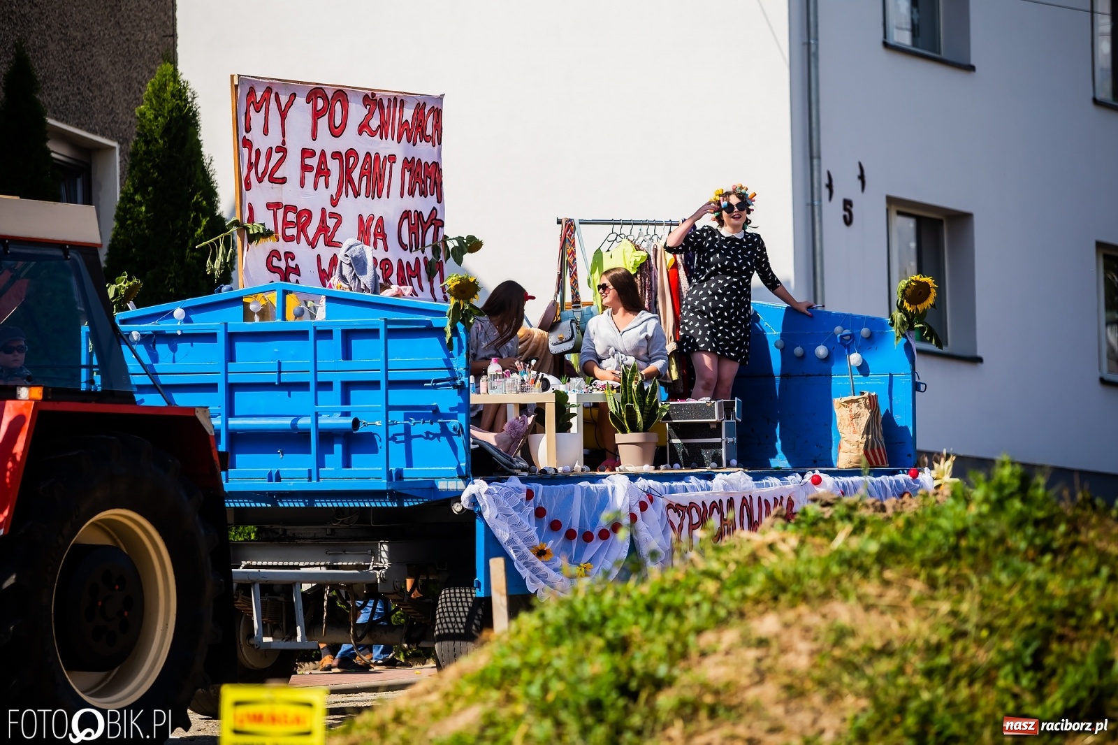 Zdjęcie w galerii na portalu naszraciborz.pl: Dożynki sołeckie w Borucinie. Spontaniczny długi korowód [FOTO i WIDEO] wiadomości z regionu