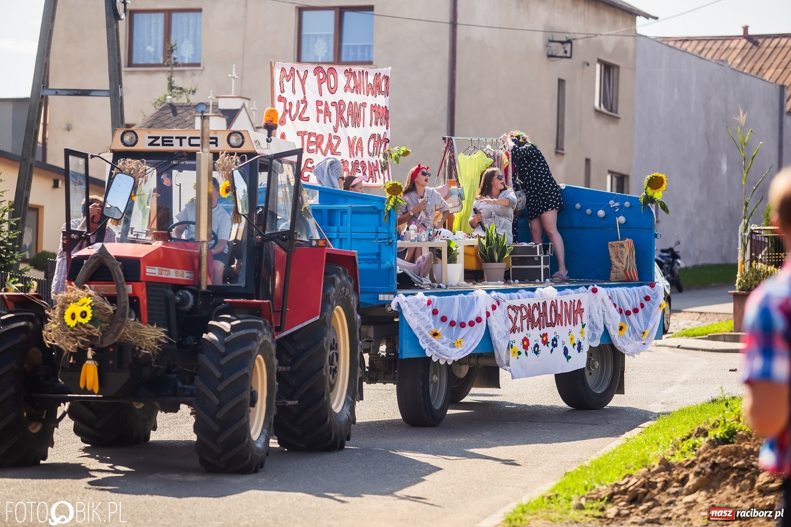 Zdjęcie w galerii na portalu naszraciborz.pl: Dożynki sołeckie w Borucinie. Spontaniczny długi korowód [FOTO i WIDEO] wiadomości z regionu