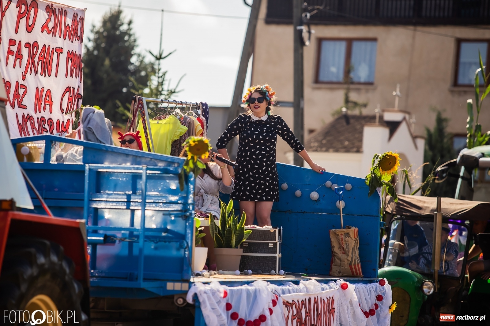 Zdjęcie w galerii na portalu naszraciborz.pl: Dożynki sołeckie w Borucinie. Spontaniczny długi korowód [FOTO i WIDEO] wiadomości z regionu