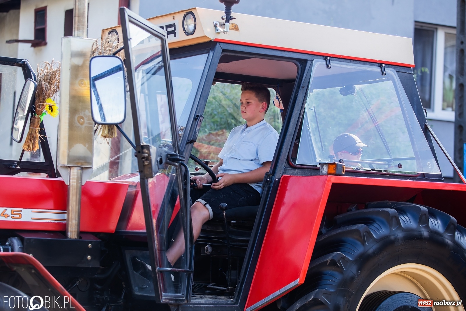Zdjęcie w galerii na portalu naszraciborz.pl: Dożynki sołeckie w Borucinie. Spontaniczny długi korowód [FOTO i WIDEO] wiadomości z regionu