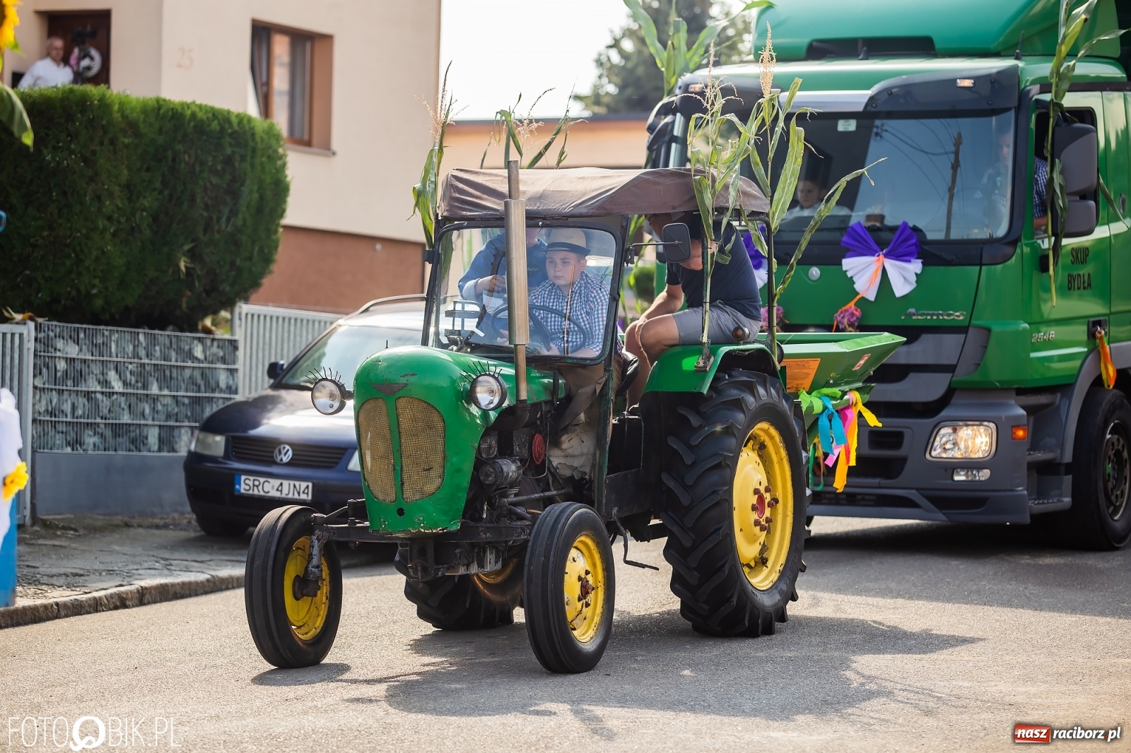 Zdjęcie w galerii na portalu naszraciborz.pl: Dożynki sołeckie w Borucinie. Spontaniczny długi korowód [FOTO i WIDEO] wiadomości z regionu