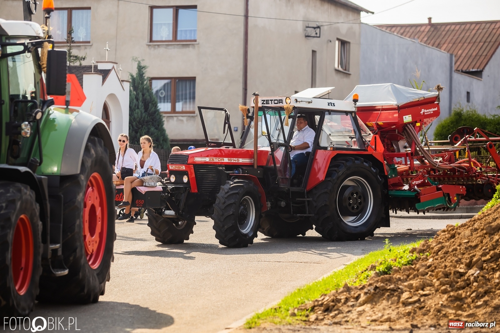 Zdjęcie w galerii na portalu naszraciborz.pl: Dożynki sołeckie w Borucinie. Spontaniczny długi korowód [FOTO i WIDEO] wiadomości z regionu