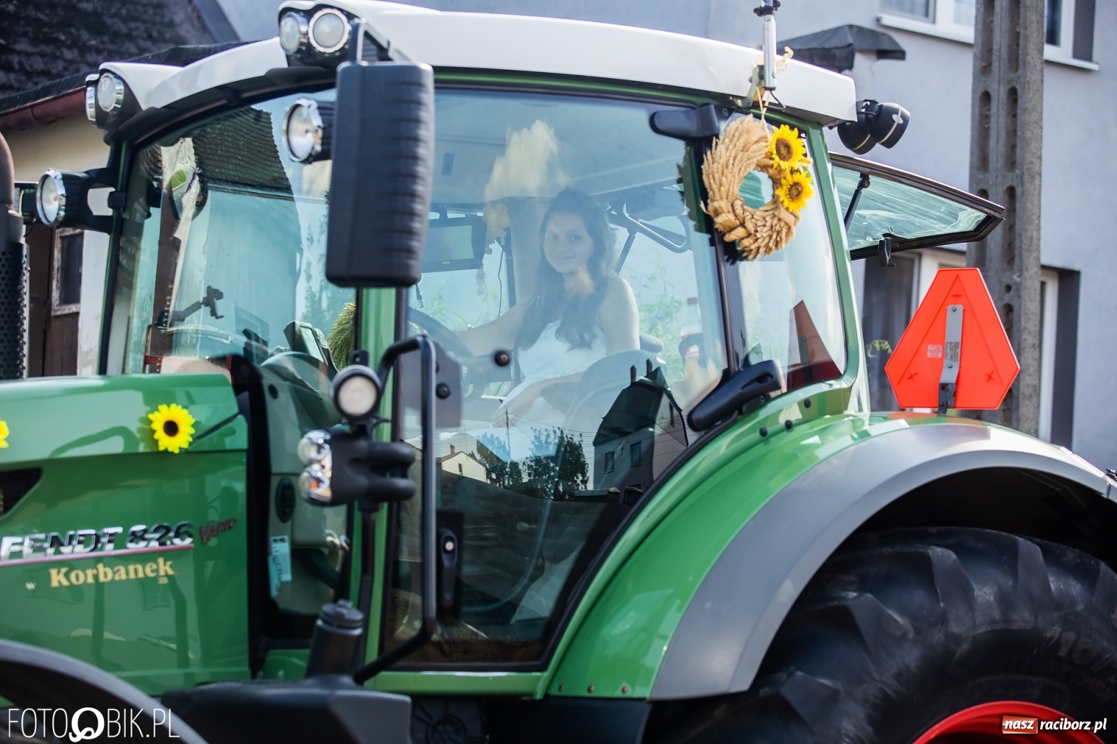 Zdjęcie w galerii na portalu naszraciborz.pl: Dożynki sołeckie w Borucinie. Spontaniczny długi korowód [FOTO i WIDEO] wiadomości z regionu
