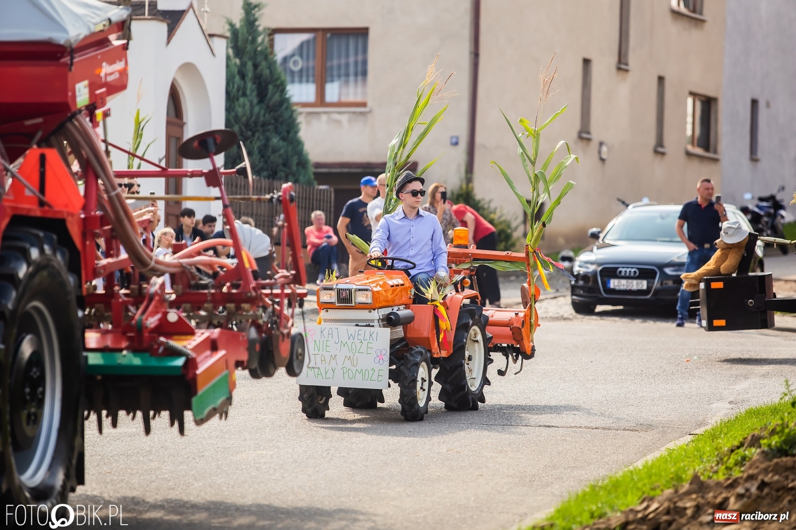 Zdjęcie w galerii na portalu naszraciborz.pl: Dożynki sołeckie w Borucinie. Spontaniczny długi korowód [FOTO i WIDEO] wiadomości z regionu