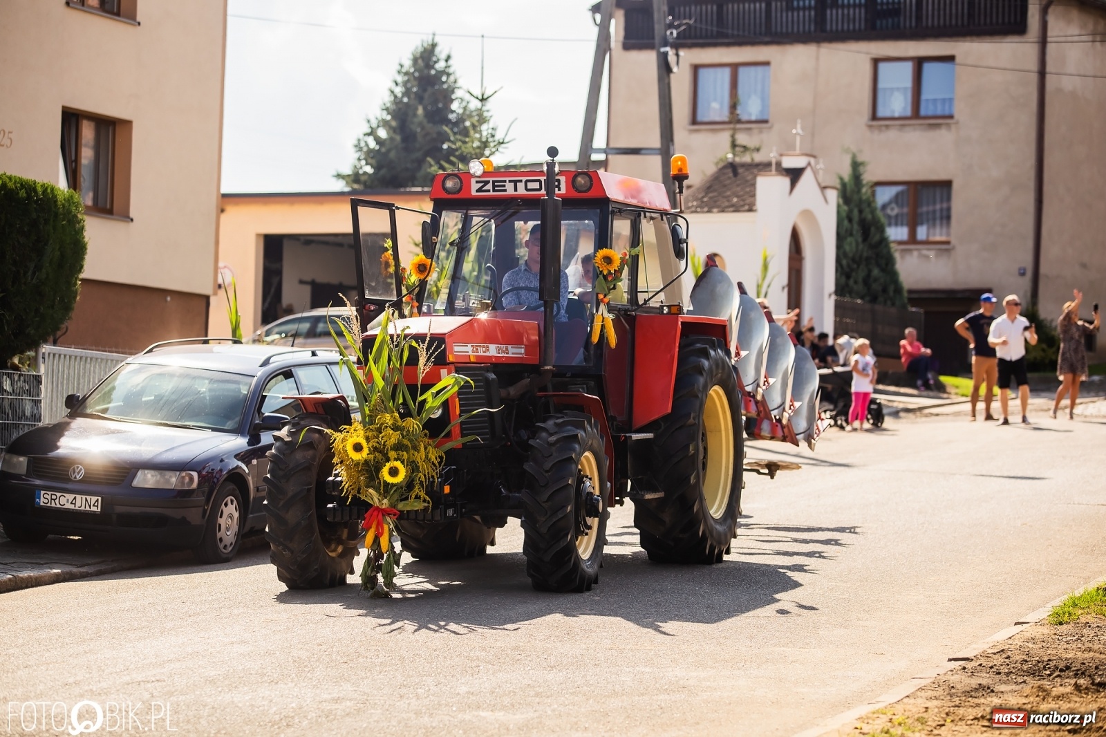 Zdjęcie w galerii na portalu naszraciborz.pl: Dożynki sołeckie w Borucinie. Spontaniczny długi korowód [FOTO i WIDEO] wiadomości z regionu
