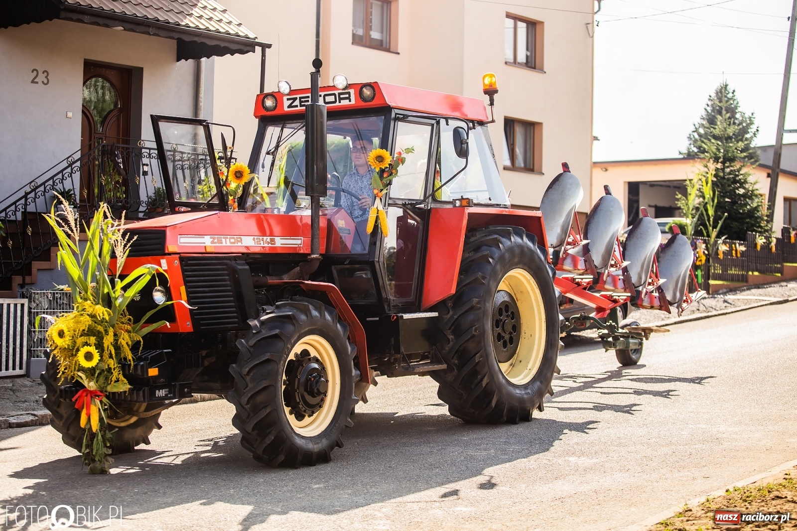 Zdjęcie w galerii na portalu naszraciborz.pl: Dożynki sołeckie w Borucinie. Spontaniczny długi korowód [FOTO i WIDEO] wiadomości z regionu