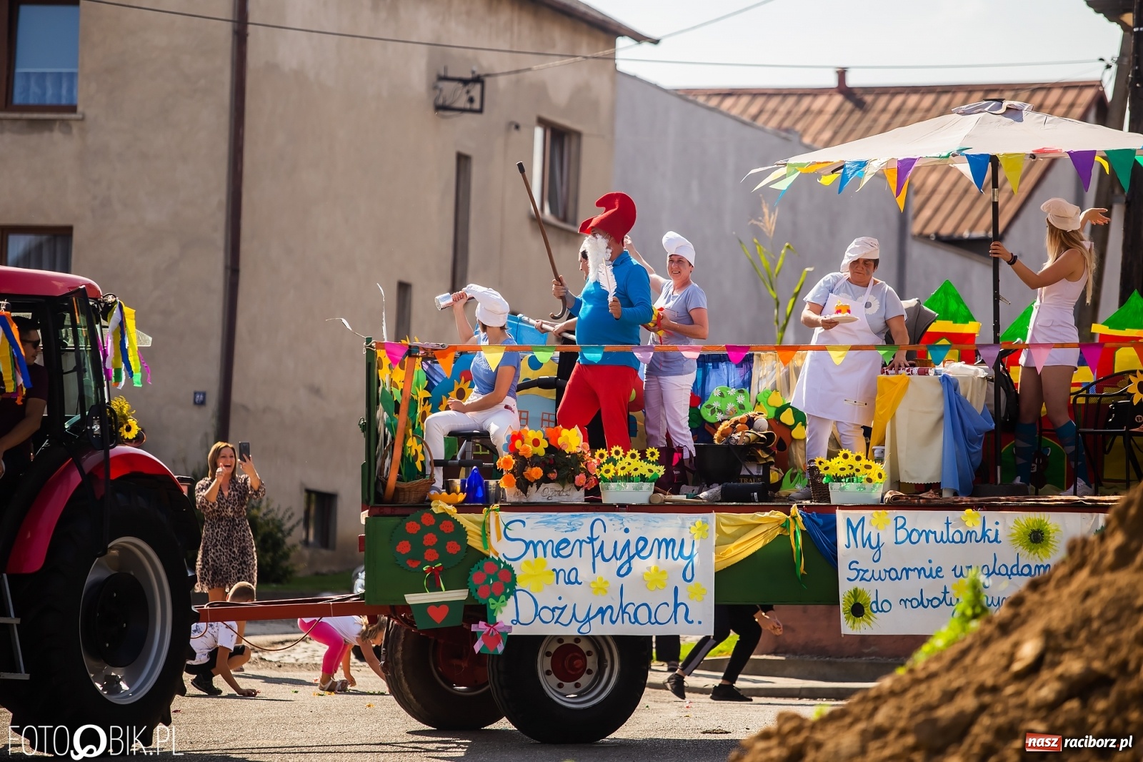 Zdjęcie w galerii na portalu naszraciborz.pl: Dożynki sołeckie w Borucinie. Spontaniczny długi korowód [FOTO i WIDEO] wiadomości z regionu
