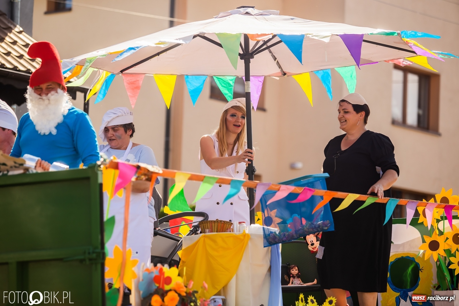 Zdjęcie w galerii na portalu naszraciborz.pl: Dożynki sołeckie w Borucinie. Spontaniczny długi korowód [FOTO i WIDEO] wiadomości z regionu