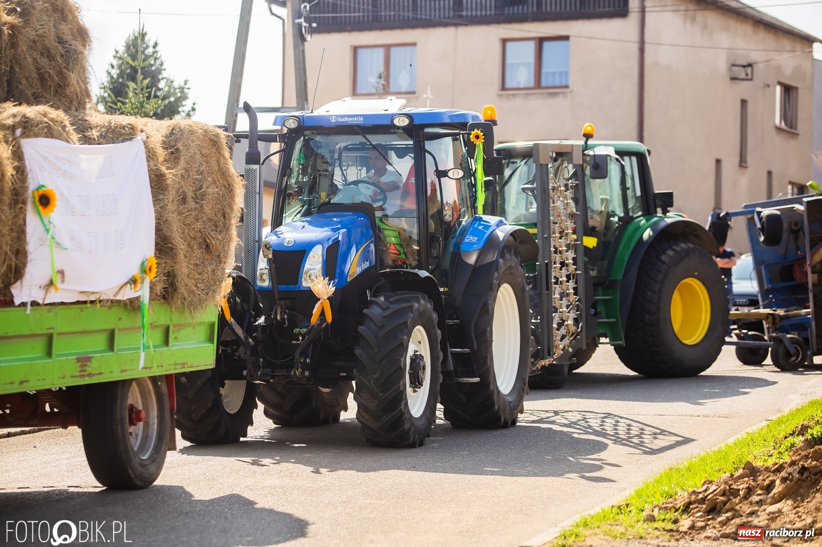 Zdjęcie w galerii na portalu naszraciborz.pl: Dożynki sołeckie w Borucinie. Spontaniczny długi korowód [FOTO i WIDEO] wiadomości z regionu