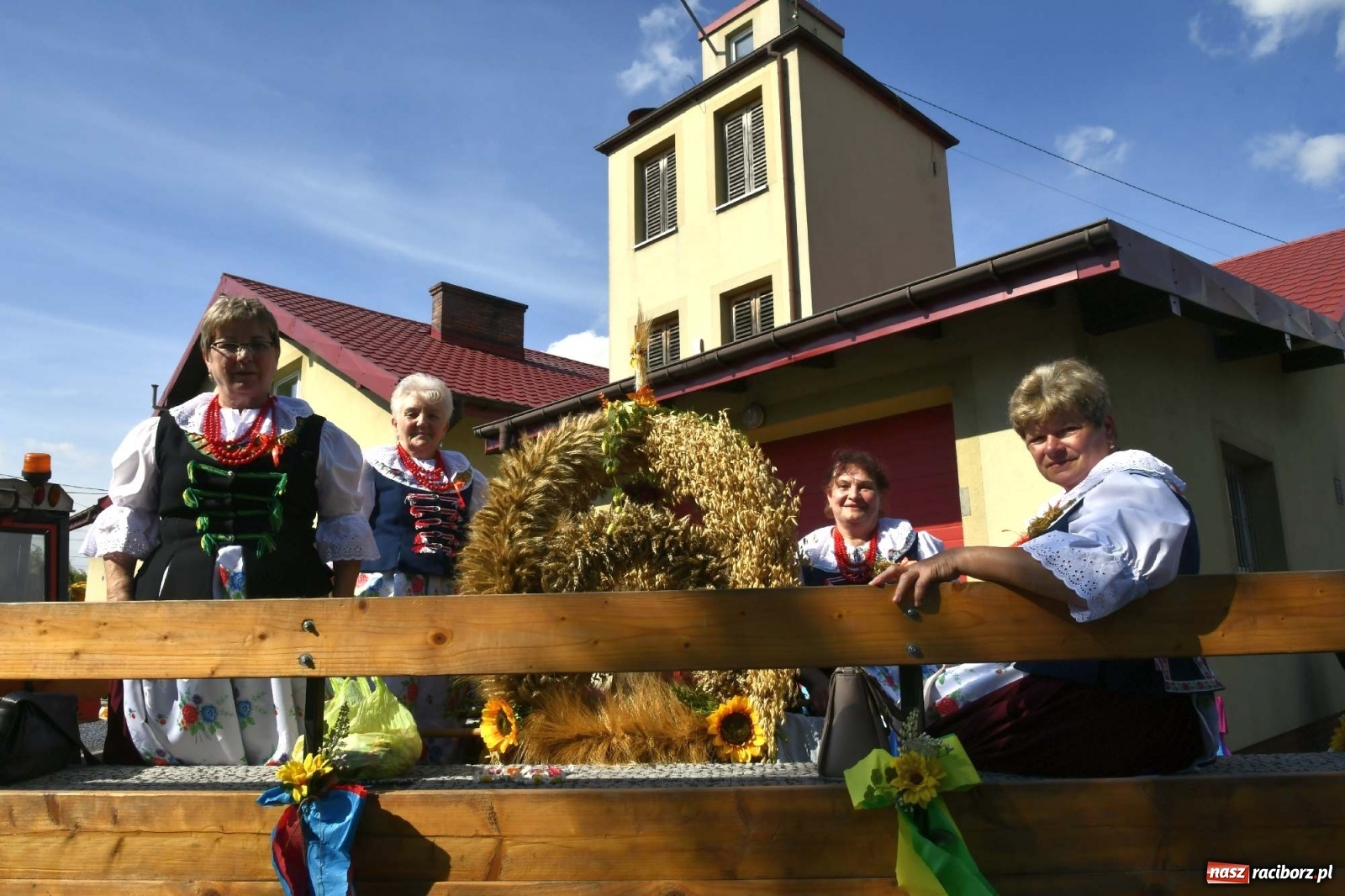Zdjęcie w galerii na portalu naszraciborz.pl: Szaleństwo w Łańcach. Dożynki gminy Kornowac wiadomości z regionu
