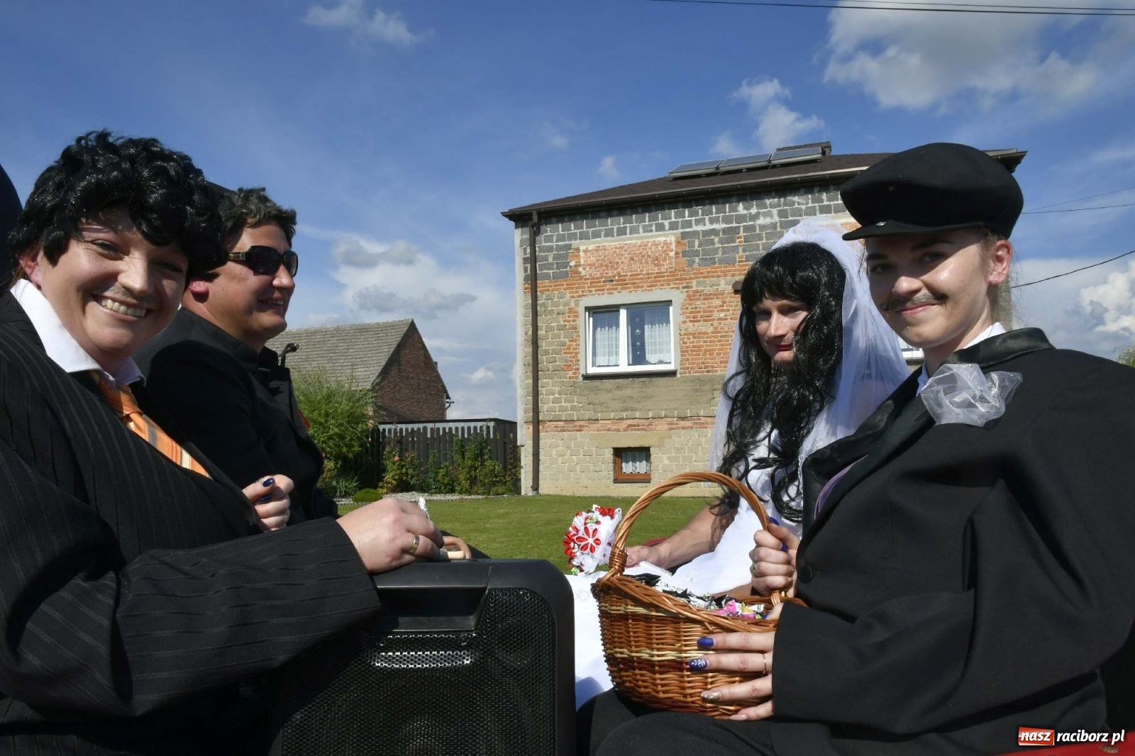 Zdjęcie w galerii na portalu naszraciborz.pl: Szaleństwo w Łańcach. Dożynki gminy Kornowac wiadomości z regionu