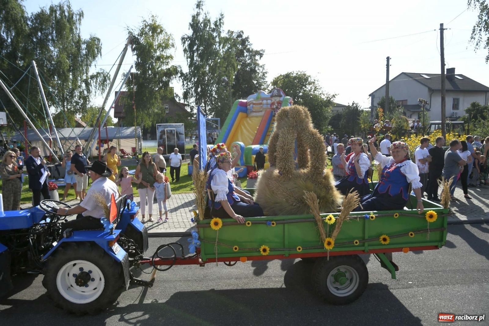 Zdjęcie w galerii na portalu naszraciborz.pl: Szaleństwo w Łańcach. Dożynki gminy Kornowac wiadomości z regionu