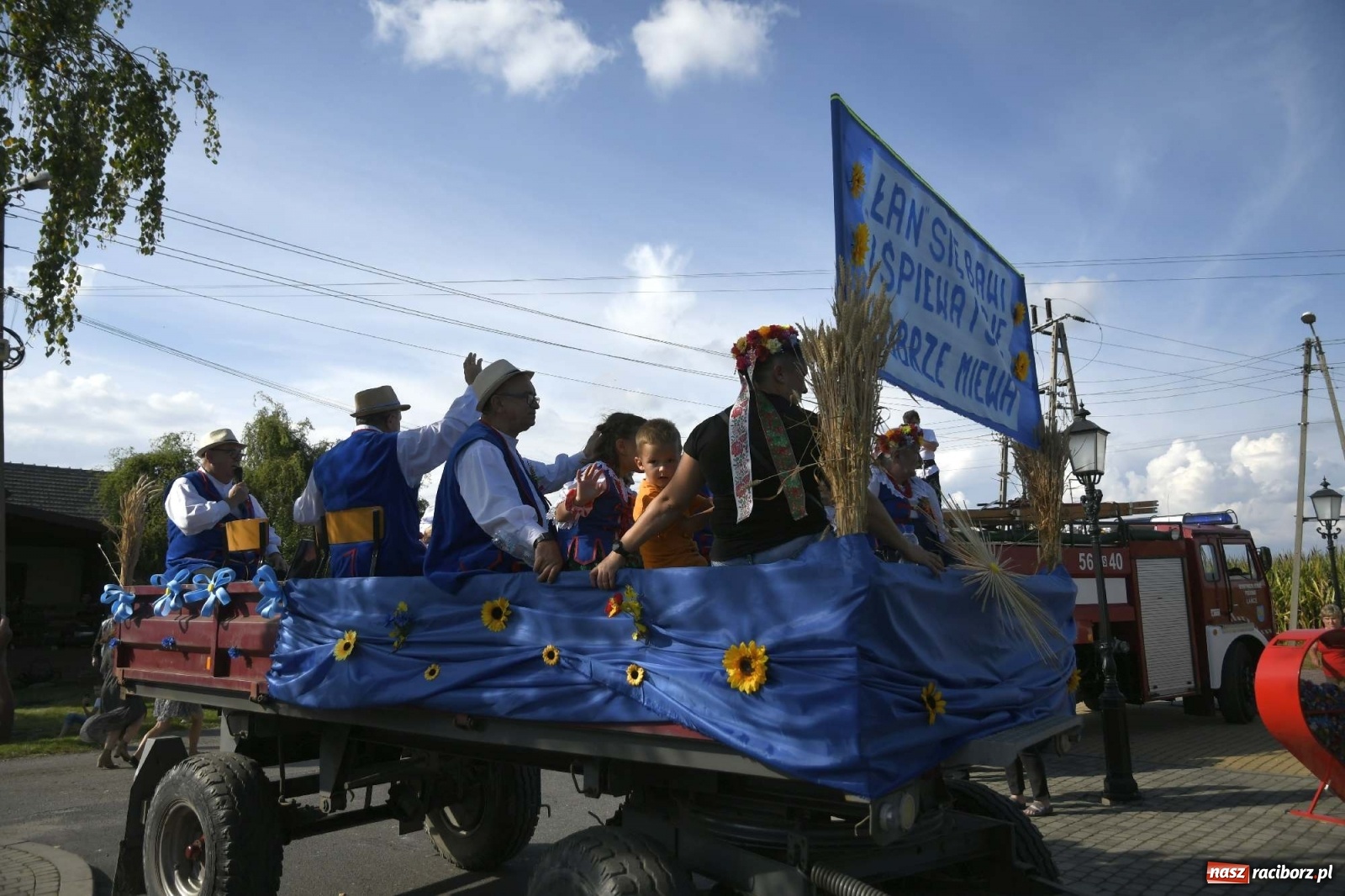 Zdjęcie w galerii na portalu naszraciborz.pl: Szaleństwo w Łańcach. Dożynki gminy Kornowac wiadomości z regionu