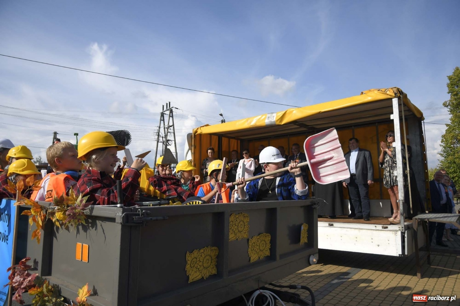 Zdjęcie w galerii na portalu naszraciborz.pl: Szaleństwo w Łańcach. Dożynki gminy Kornowac wiadomości z regionu