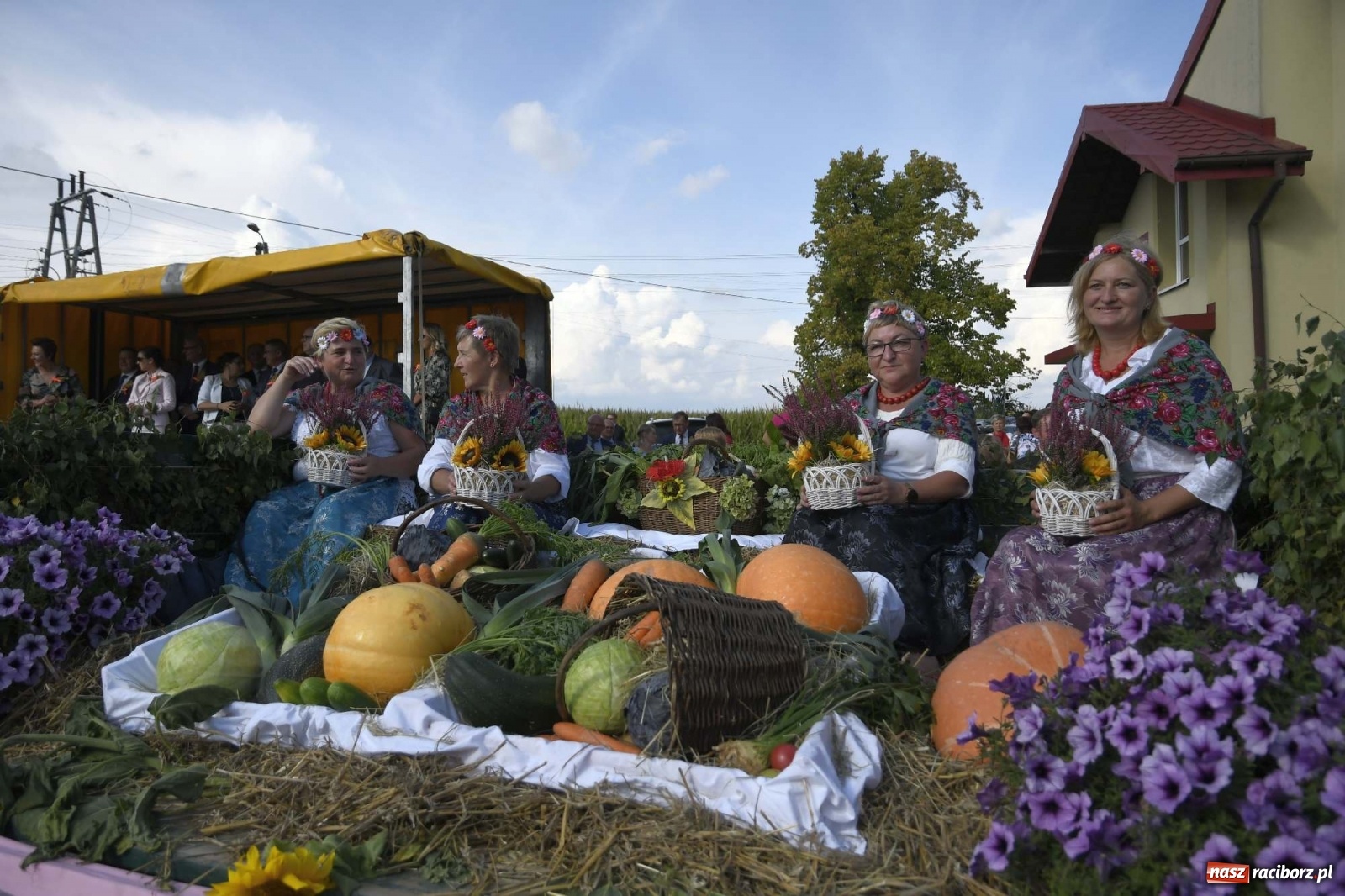Zdjęcie w galerii na portalu naszraciborz.pl: Szaleństwo w Łańcach. Dożynki gminy Kornowac wiadomości z regionu