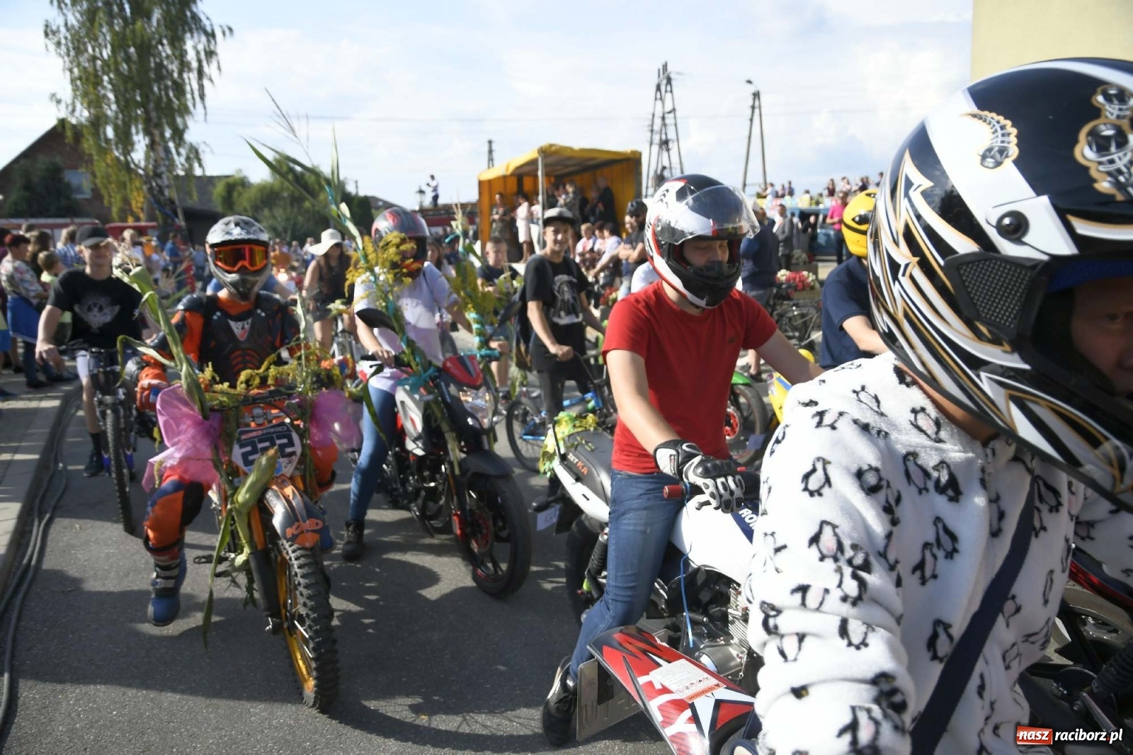 Zdjęcie w galerii na portalu naszraciborz.pl: Szaleństwo w Łańcach. Dożynki gminy Kornowac wiadomości z regionu