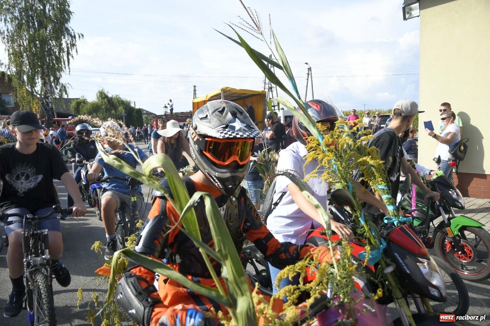 Zdjęcie w galerii na portalu naszraciborz.pl: Szaleństwo w Łańcach. Dożynki gminy Kornowac wiadomości z regionu