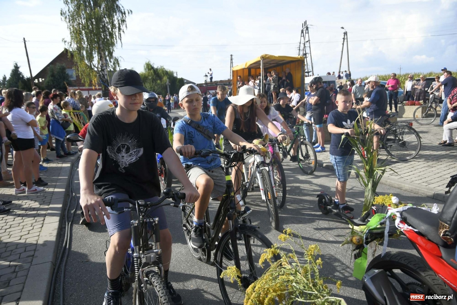 Zdjęcie w galerii na portalu naszraciborz.pl: Szaleństwo w Łańcach. Dożynki gminy Kornowac wiadomości z regionu