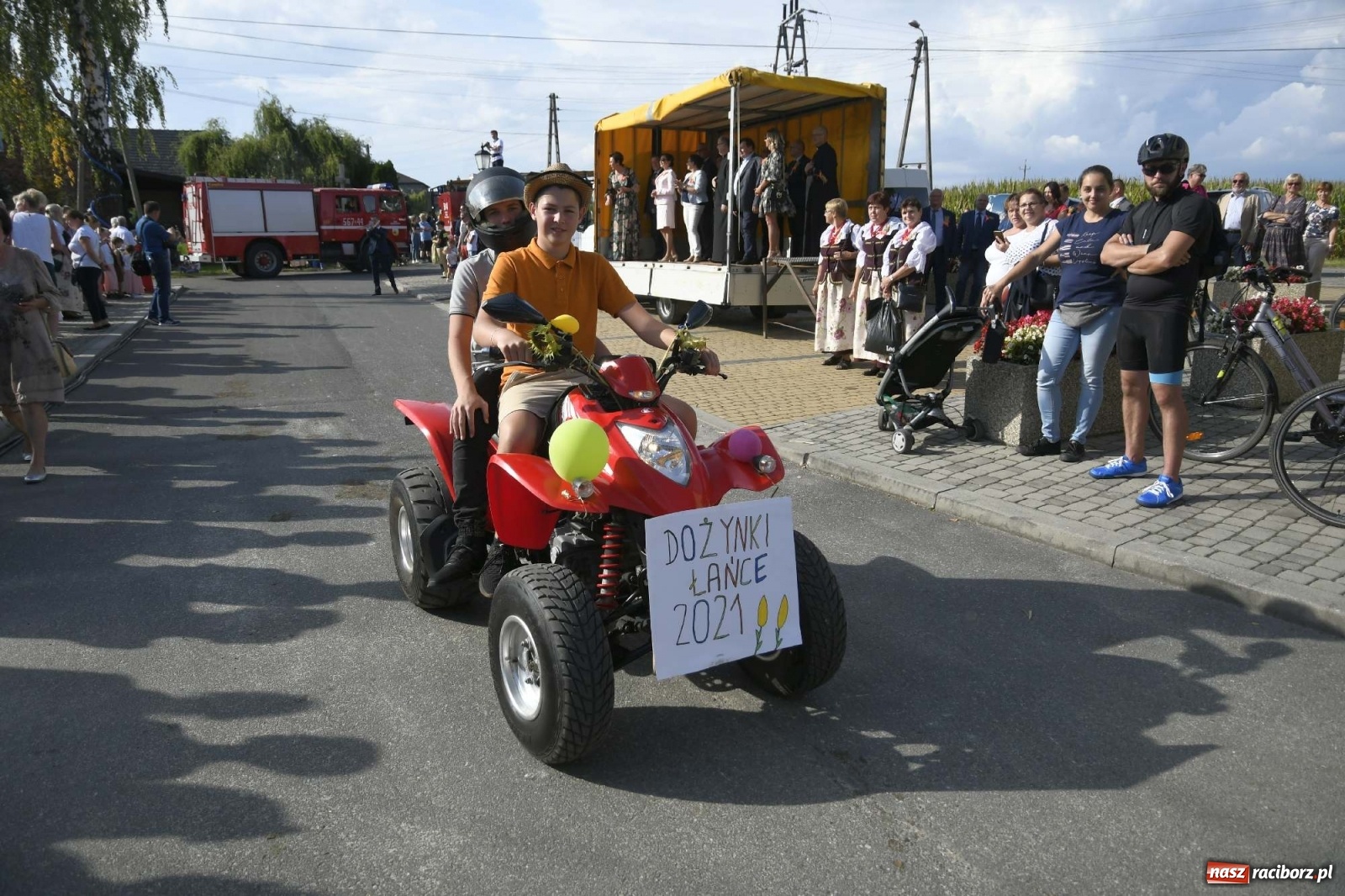 Zdjęcie w galerii na portalu naszraciborz.pl: Szaleństwo w Łańcach. Dożynki gminy Kornowac wiadomości z regionu