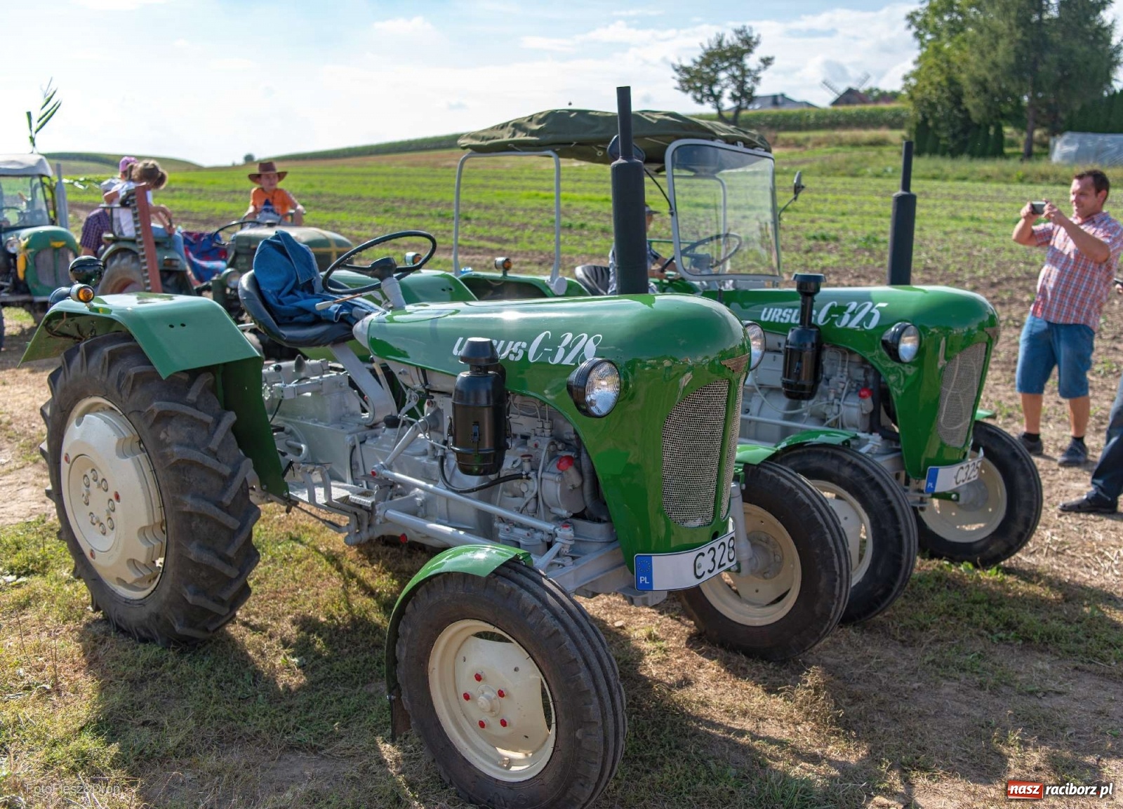 Zdjęcie w galerii na portalu naszraciborz.pl: Parada zabytkowych ciągników i maszyn rolniczych [FOTO i WIDEO] wiadomości z regionu
