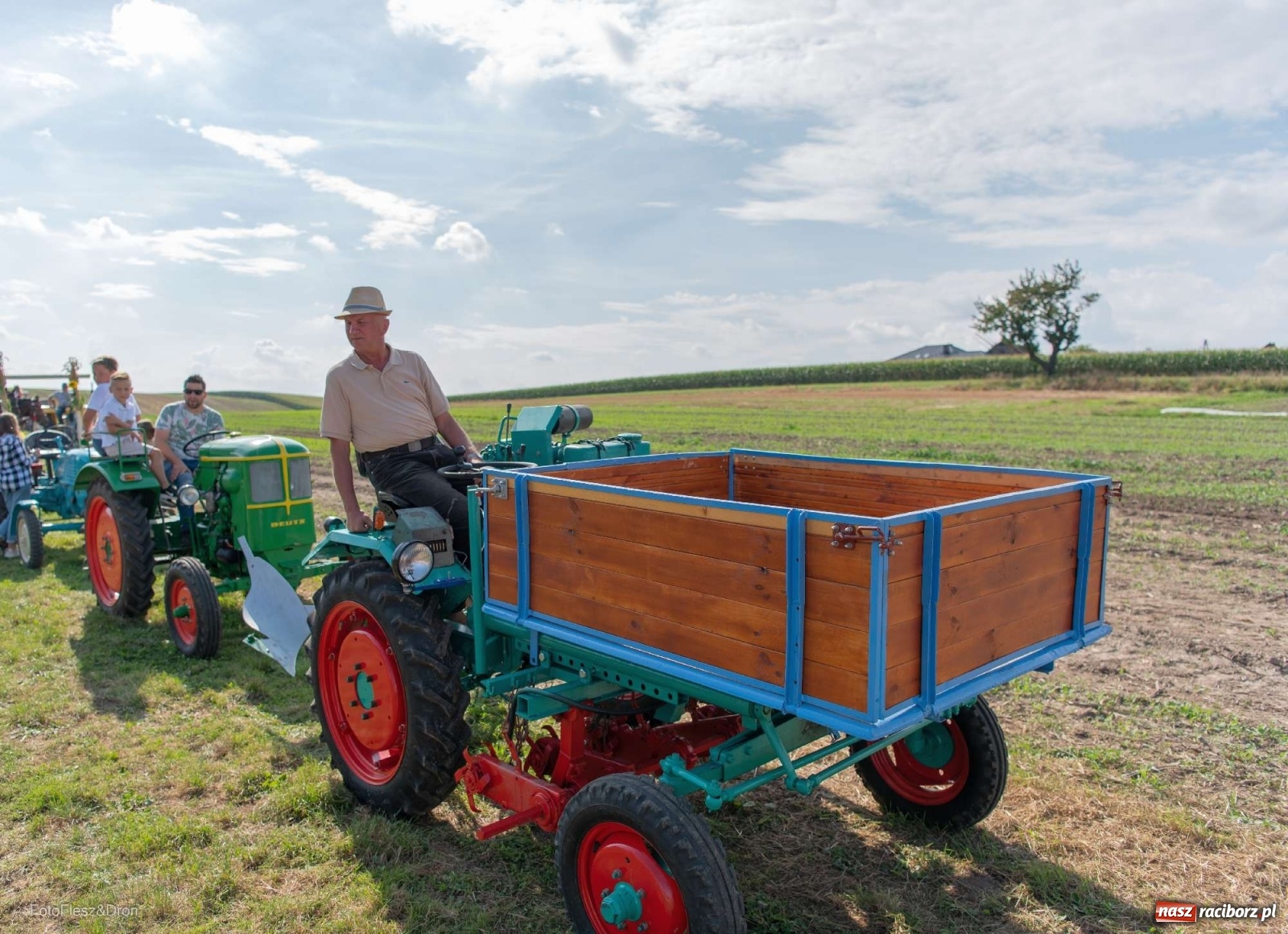Zdjęcie w galerii na portalu naszraciborz.pl: Parada zabytkowych ciągników i maszyn rolniczych [FOTO i WIDEO] wiadomości z regionu