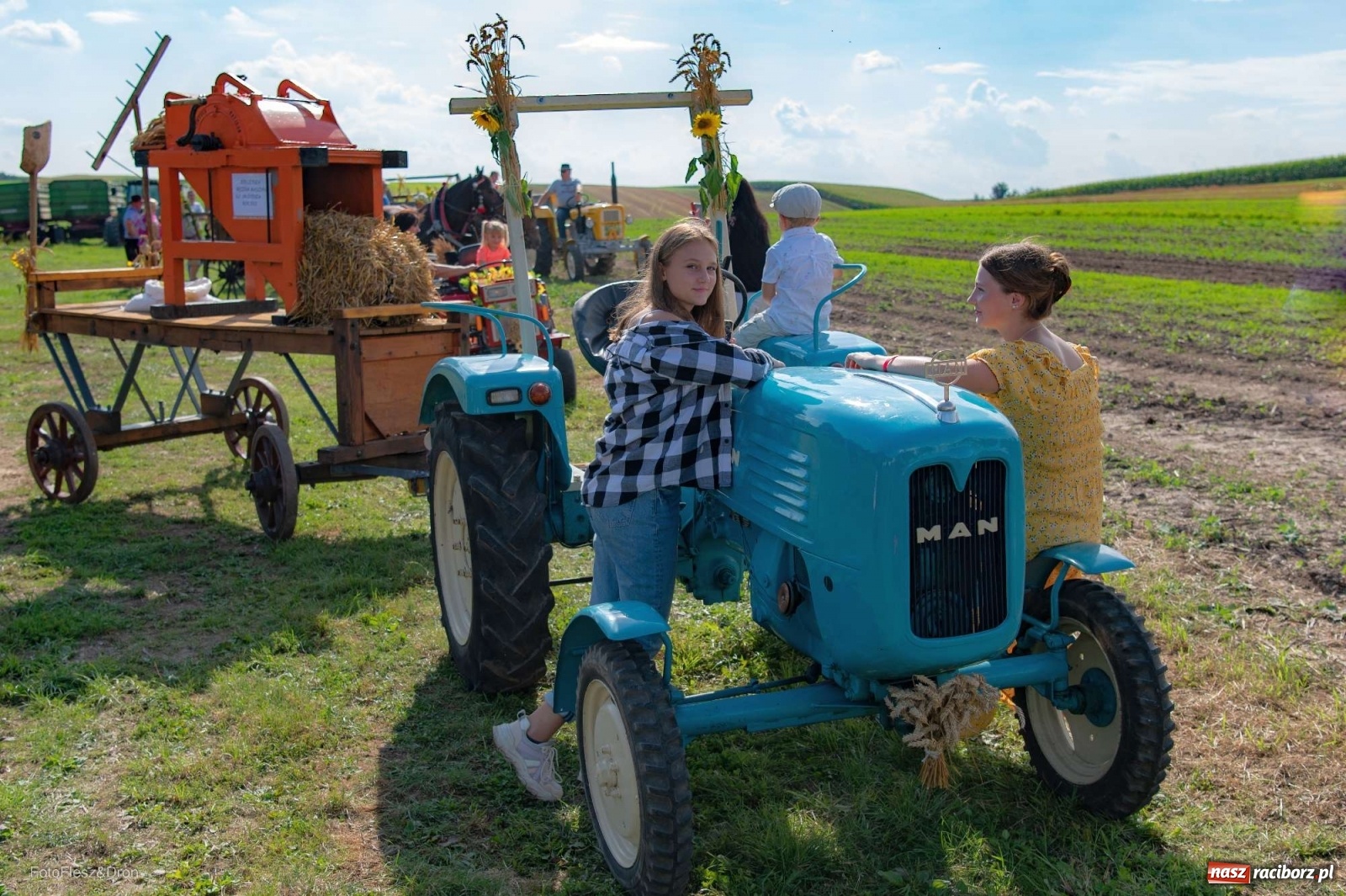 Zdjęcie w galerii na portalu naszraciborz.pl: Parada zabytkowych ciągników i maszyn rolniczych [FOTO i WIDEO] wiadomości z regionu
