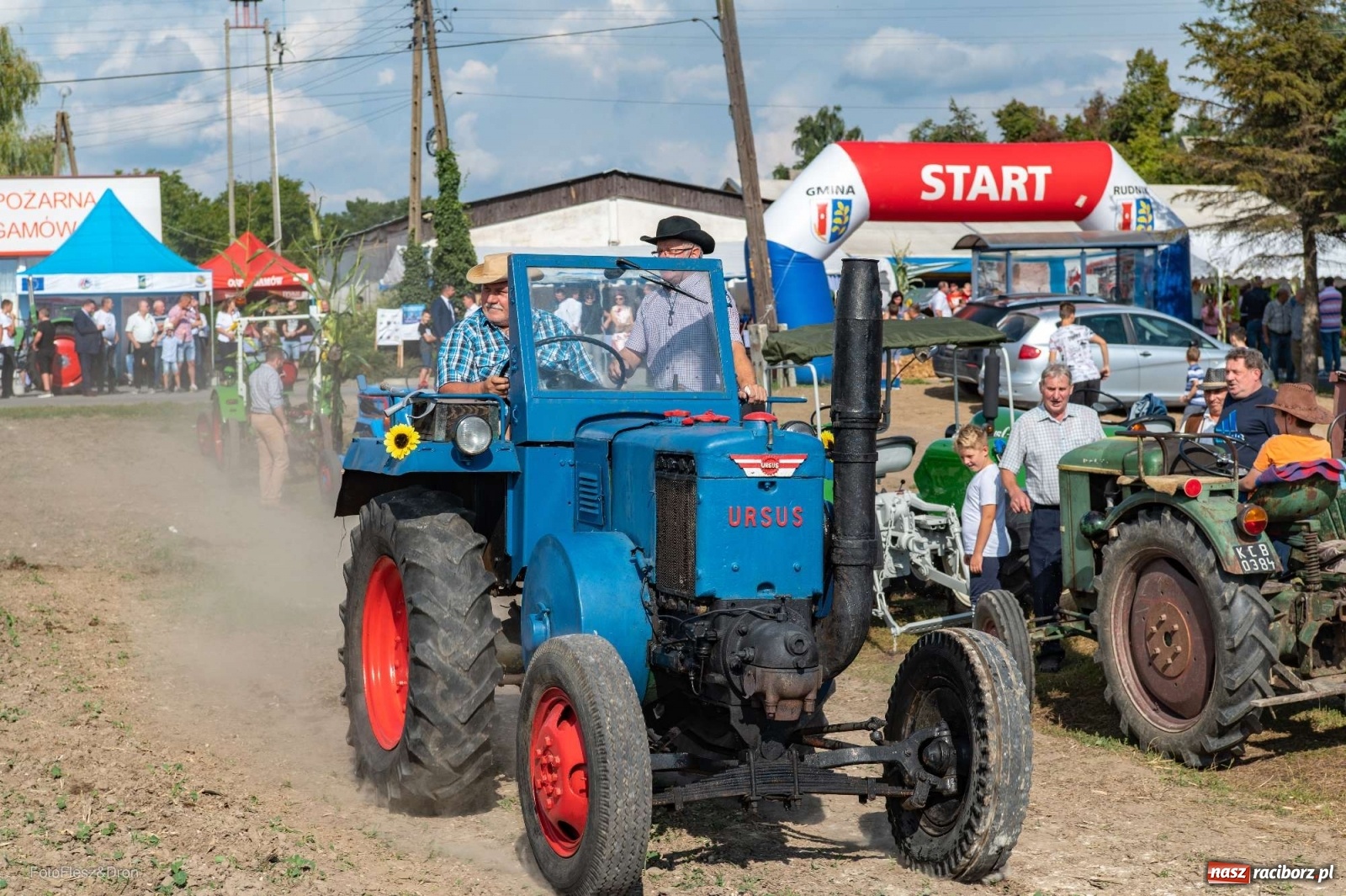Zdjęcie w galerii na portalu naszraciborz.pl: Parada zabytkowych ciągników i maszyn rolniczych [FOTO i WIDEO] wiadomości z regionu