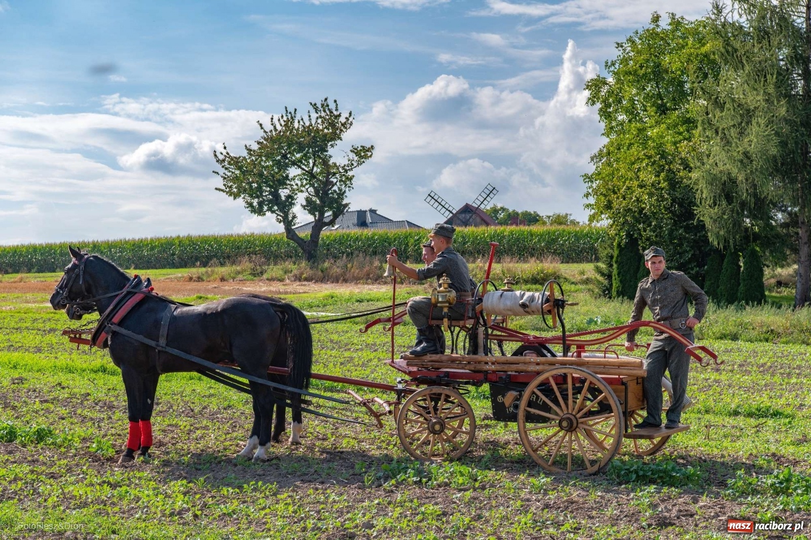 Zdjęcie w galerii na portalu naszraciborz.pl: Parada zabytkowych ciągników i maszyn rolniczych [FOTO i WIDEO] wiadomości z regionu