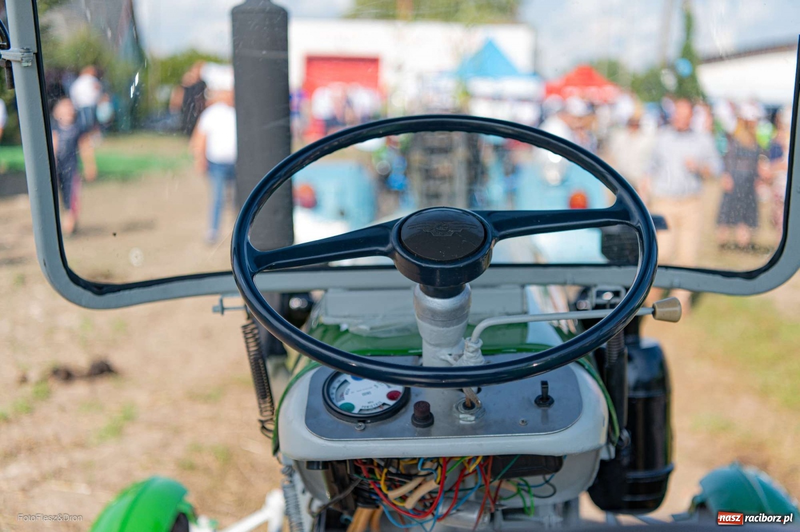 Zdjęcie w galerii na portalu naszraciborz.pl: Parada zabytkowych ciągników i maszyn rolniczych [FOTO i WIDEO] wiadomości z regionu
