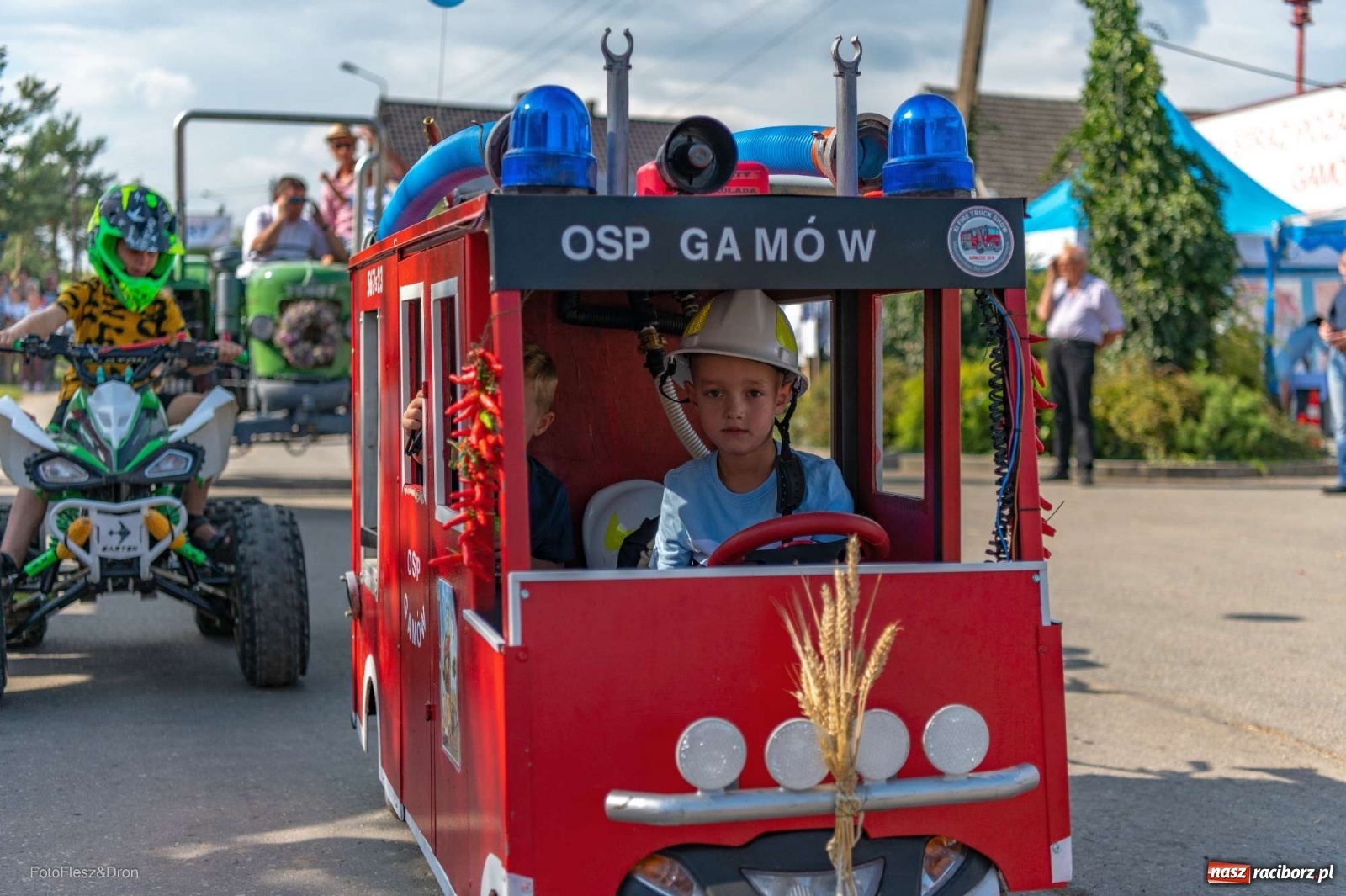Zdjęcie w galerii na portalu naszraciborz.pl: Parada zabytkowych ciągników i maszyn rolniczych [FOTO i WIDEO] wiadomości z regionu