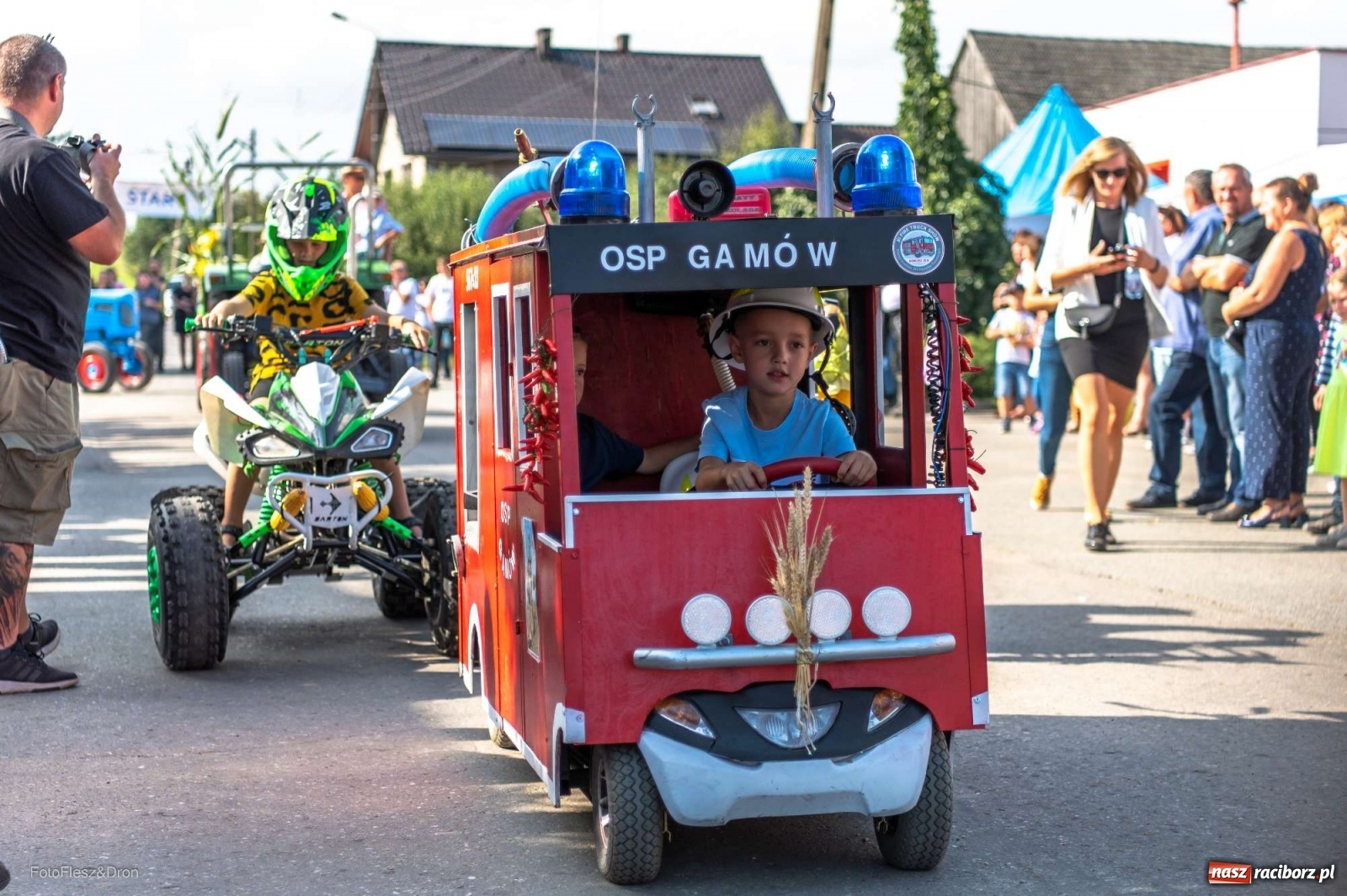 Zdjęcie w galerii na portalu naszraciborz.pl: Parada zabytkowych ciągników i maszyn rolniczych [FOTO i WIDEO] wiadomości z regionu