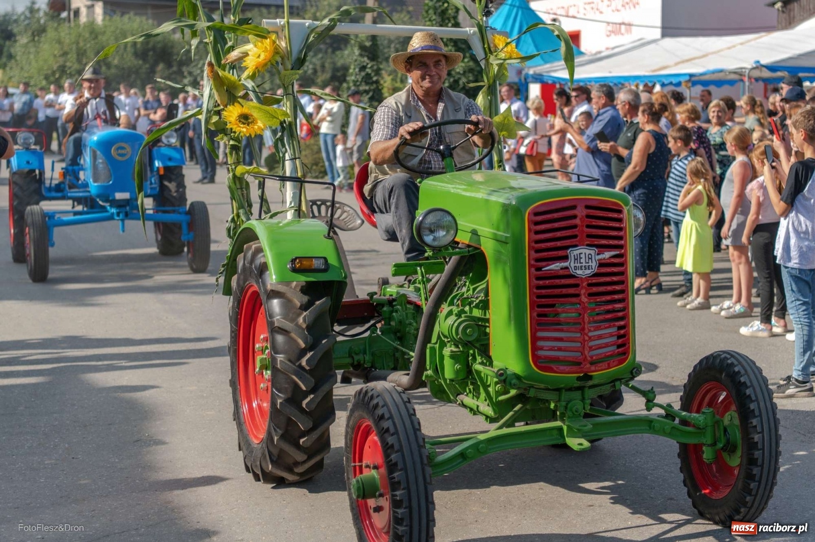 Zdjęcie w galerii na portalu naszraciborz.pl: Parada zabytkowych ciągników i maszyn rolniczych [FOTO i WIDEO] wiadomości z regionu