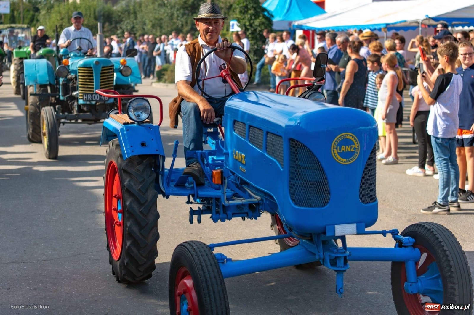 Zdjęcie w galerii na portalu naszraciborz.pl: Parada zabytkowych ciągników i maszyn rolniczych [FOTO i WIDEO] wiadomości z regionu