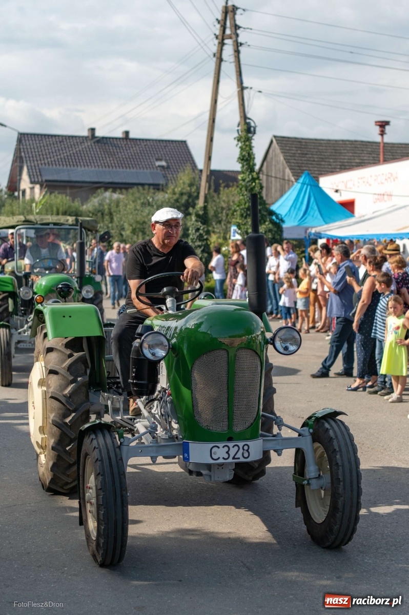 Zdjęcie w galerii na portalu naszraciborz.pl: Parada zabytkowych ciągników i maszyn rolniczych [FOTO i WIDEO] wiadomości z regionu