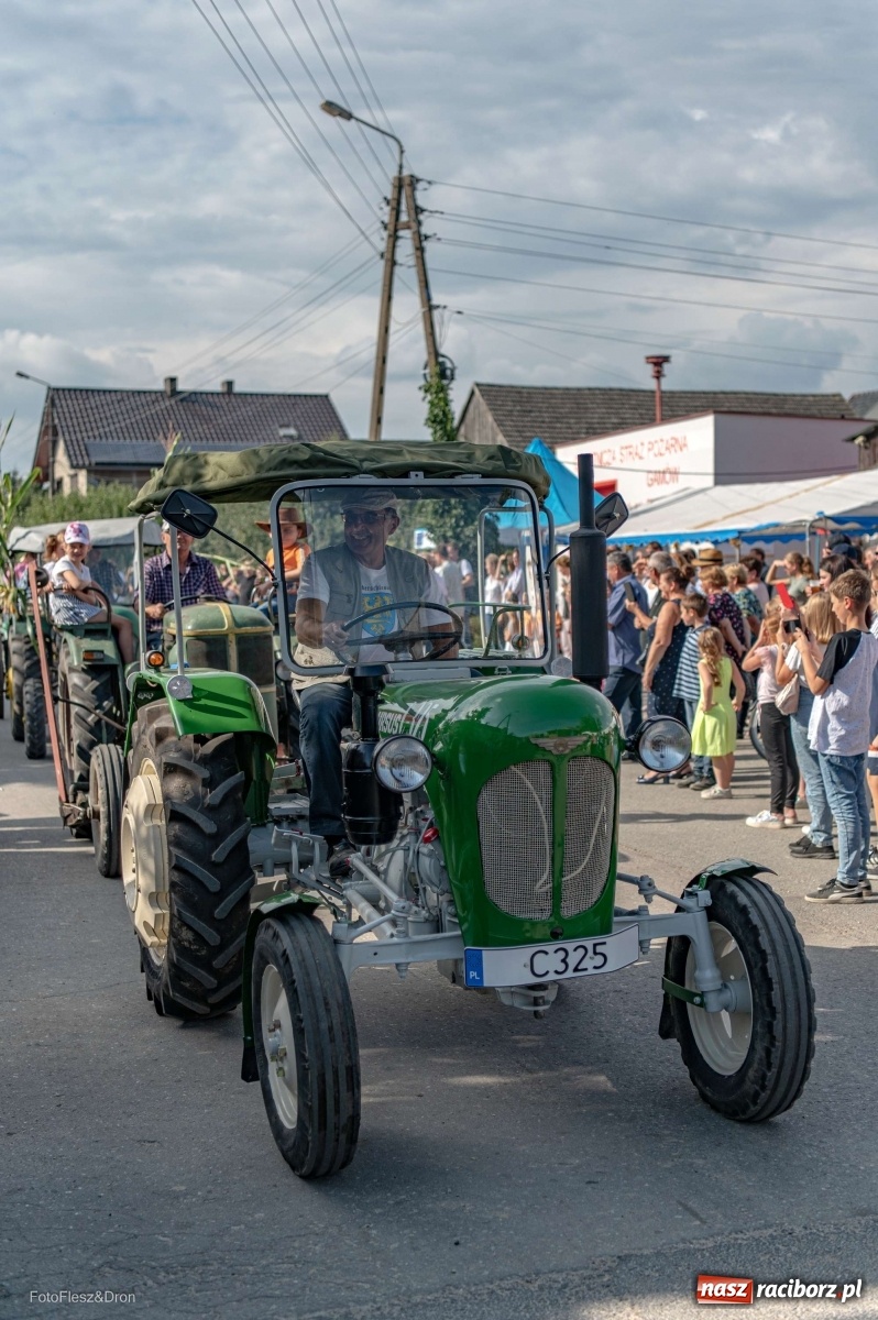 Zdjęcie w galerii na portalu naszraciborz.pl: Parada zabytkowych ciągników i maszyn rolniczych [FOTO i WIDEO] wiadomości z regionu