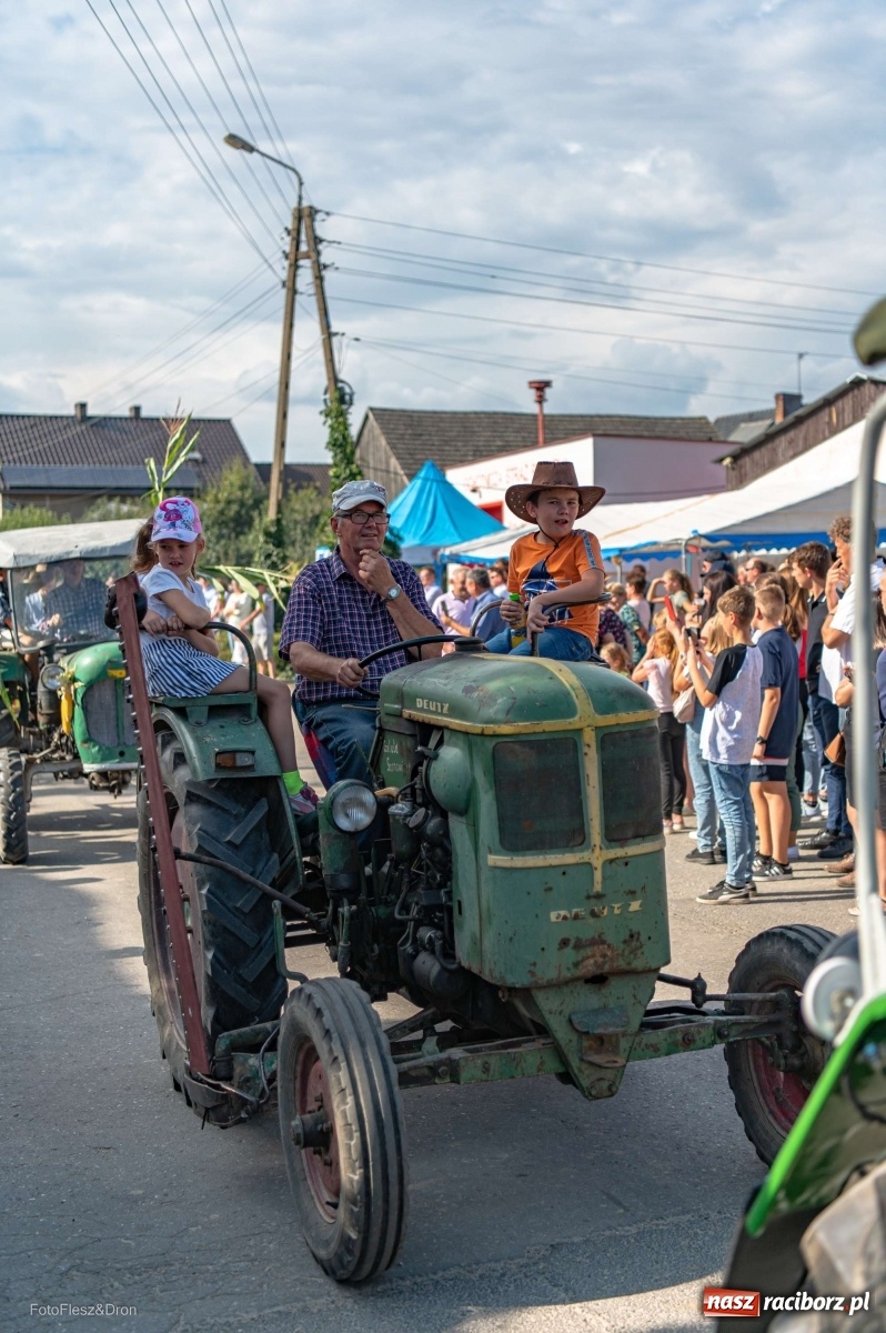 Zdjęcie w galerii na portalu naszraciborz.pl: Parada zabytkowych ciągników i maszyn rolniczych [FOTO i WIDEO] wiadomości z regionu